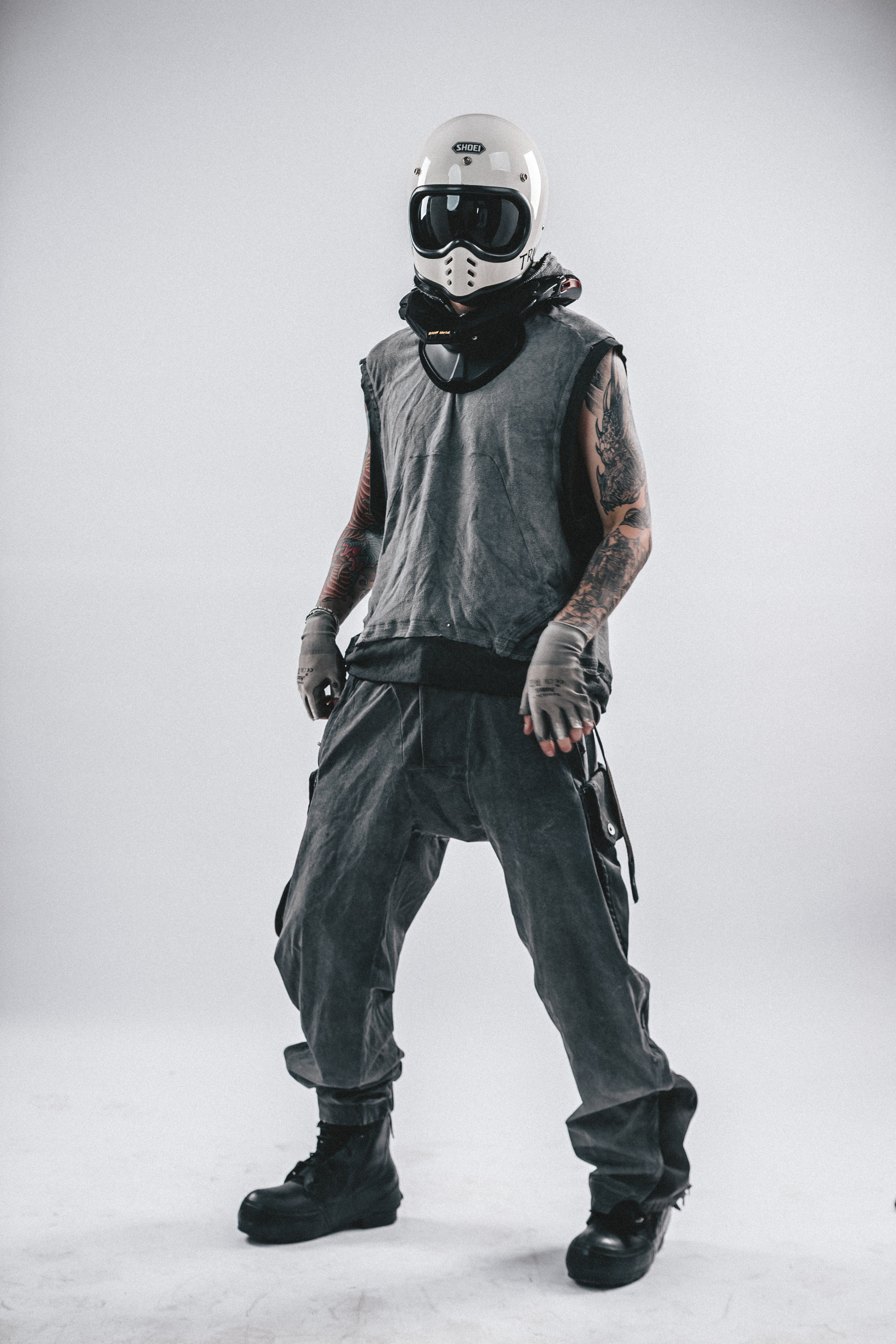 T-SHIRT CON CAPPUCCIO E TOPPE DRKLEI