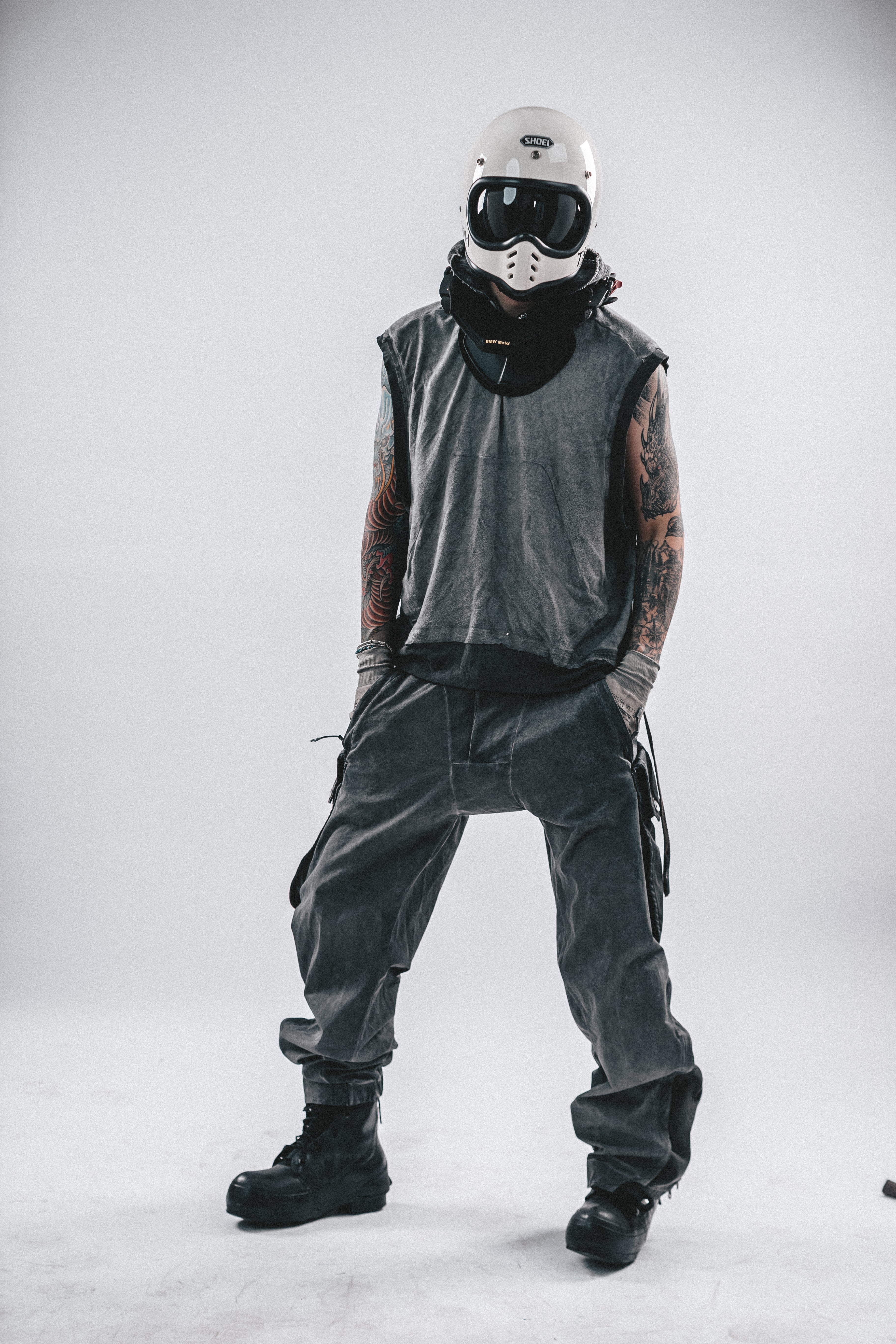 T-SHIRT CON CAPPUCCIO E TOPPE DRKLEI