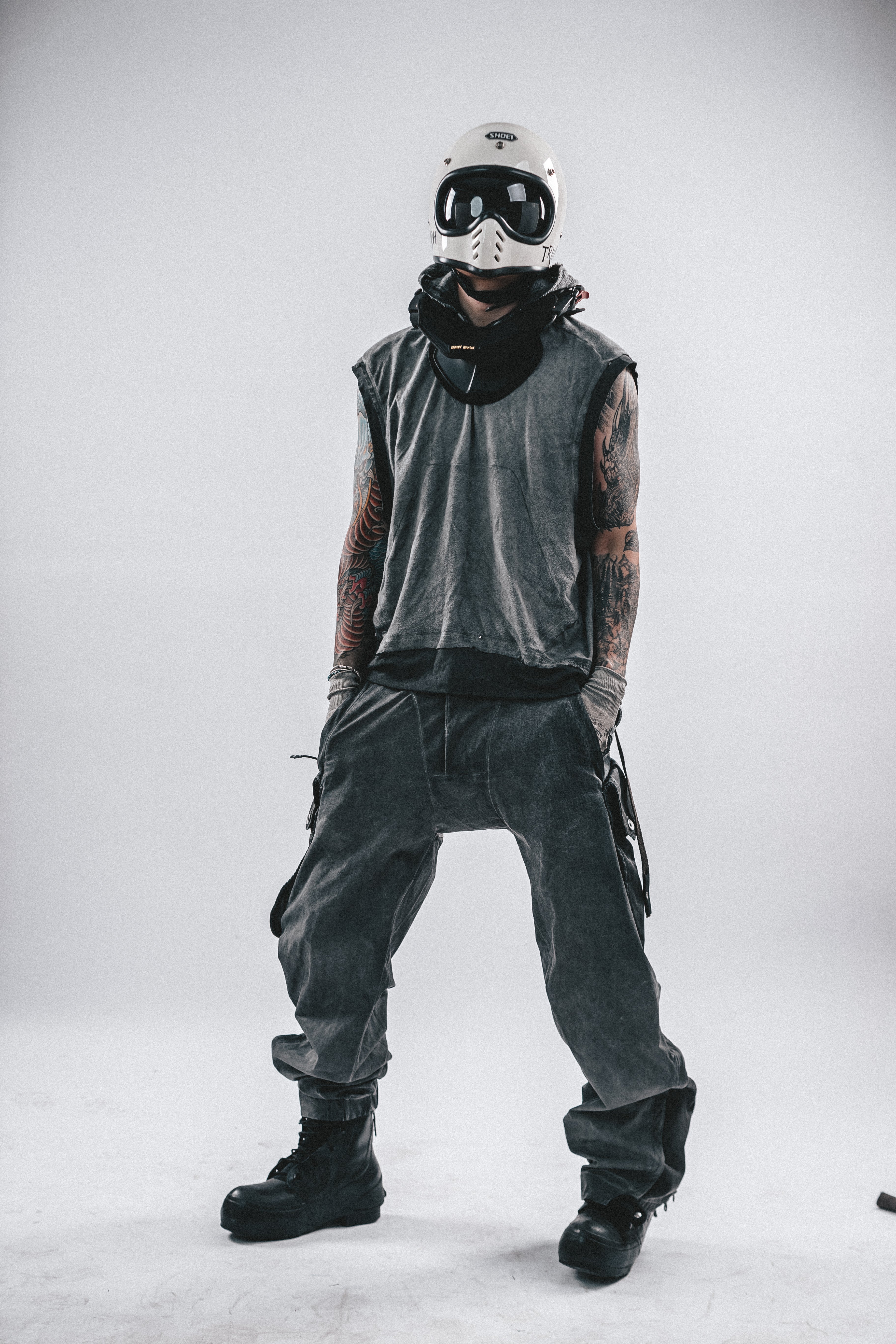 T-SHIRT CON CAPPUCCIO E TOPPE DRKLEI