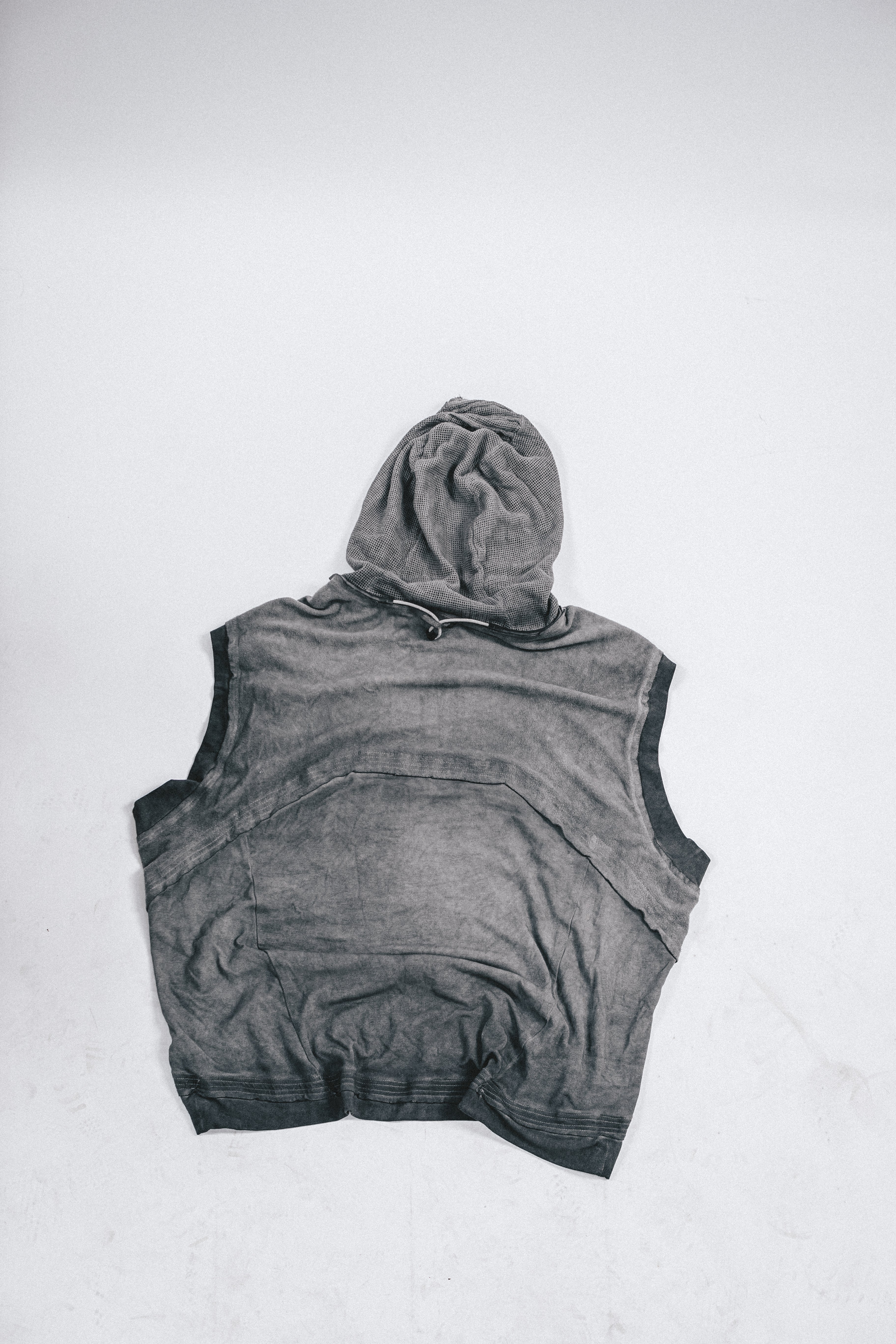 T-SHIRT CON CAPPUCCIO E TOPPE DRKLEI