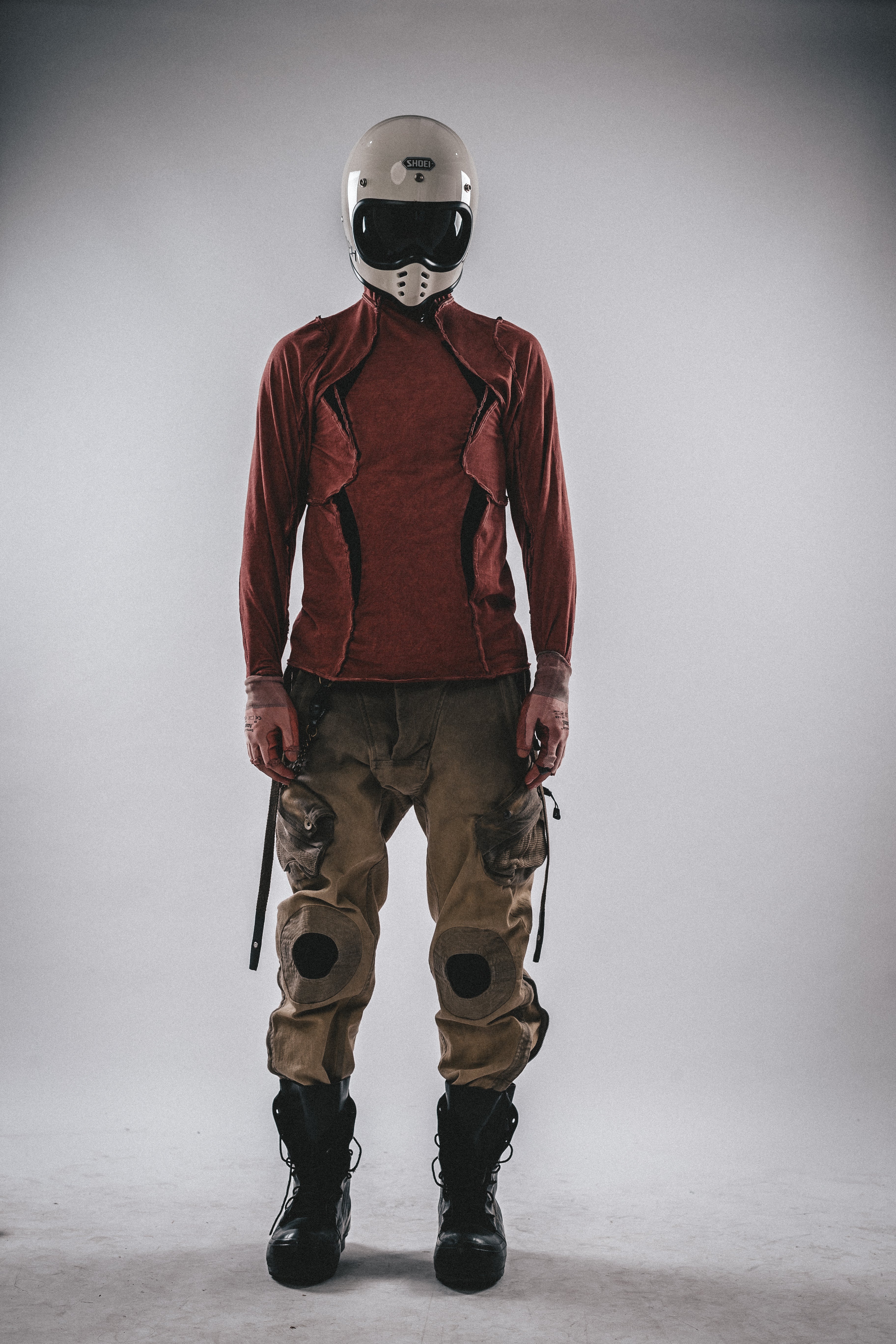 Maniche lunghe decostruite con collo alto