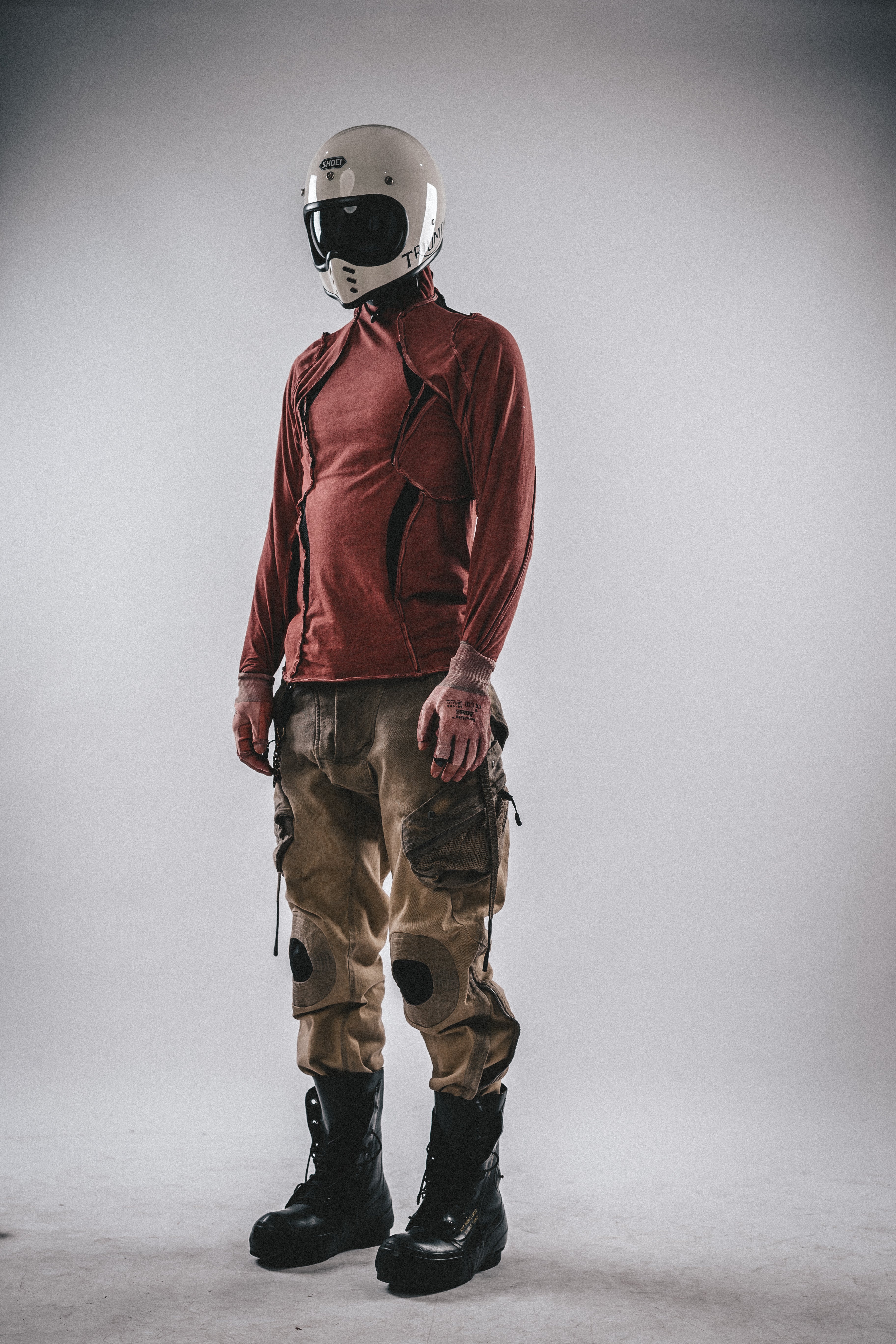 Maniche lunghe decostruite con collo alto