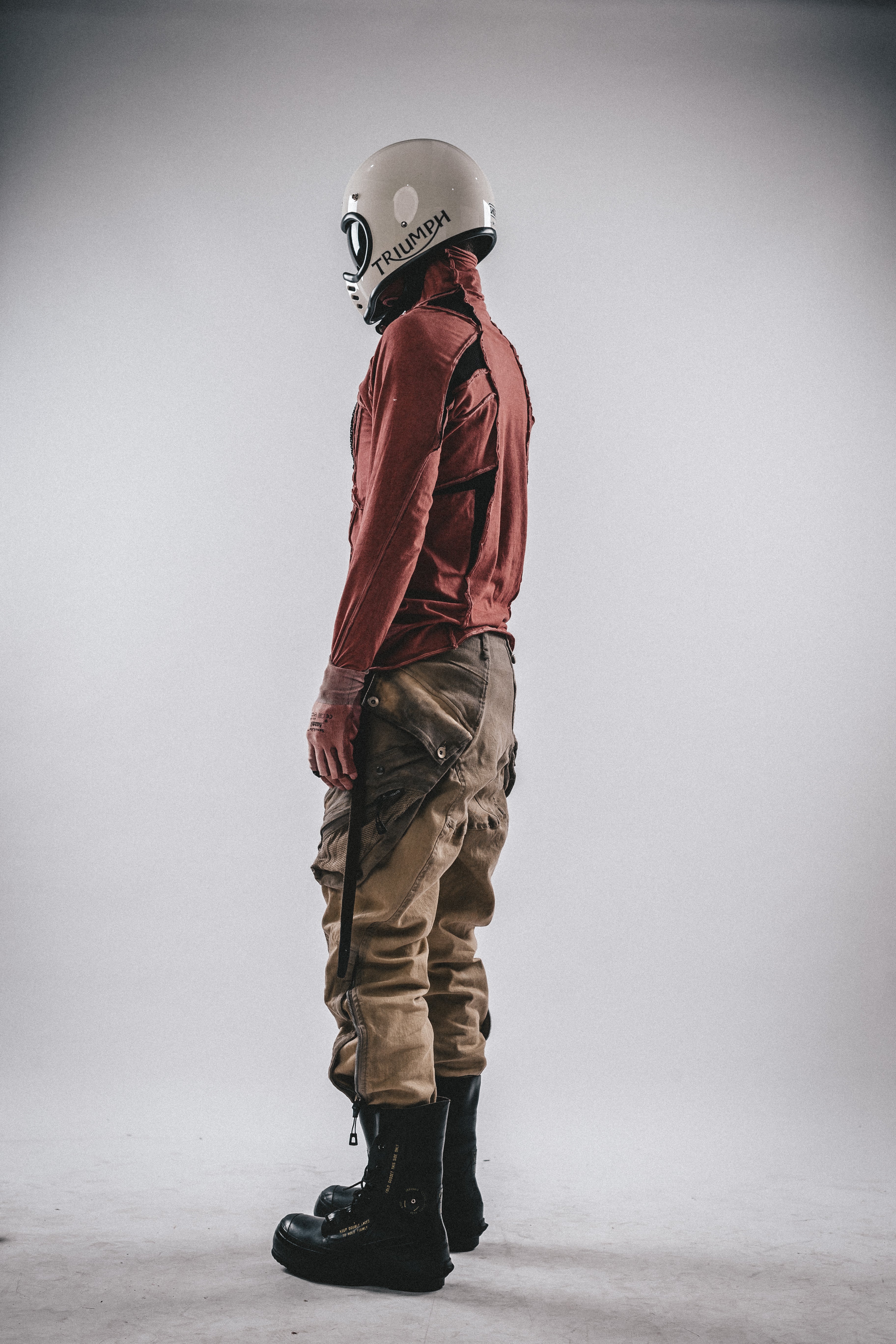 Maniche lunghe decostruite con collo alto