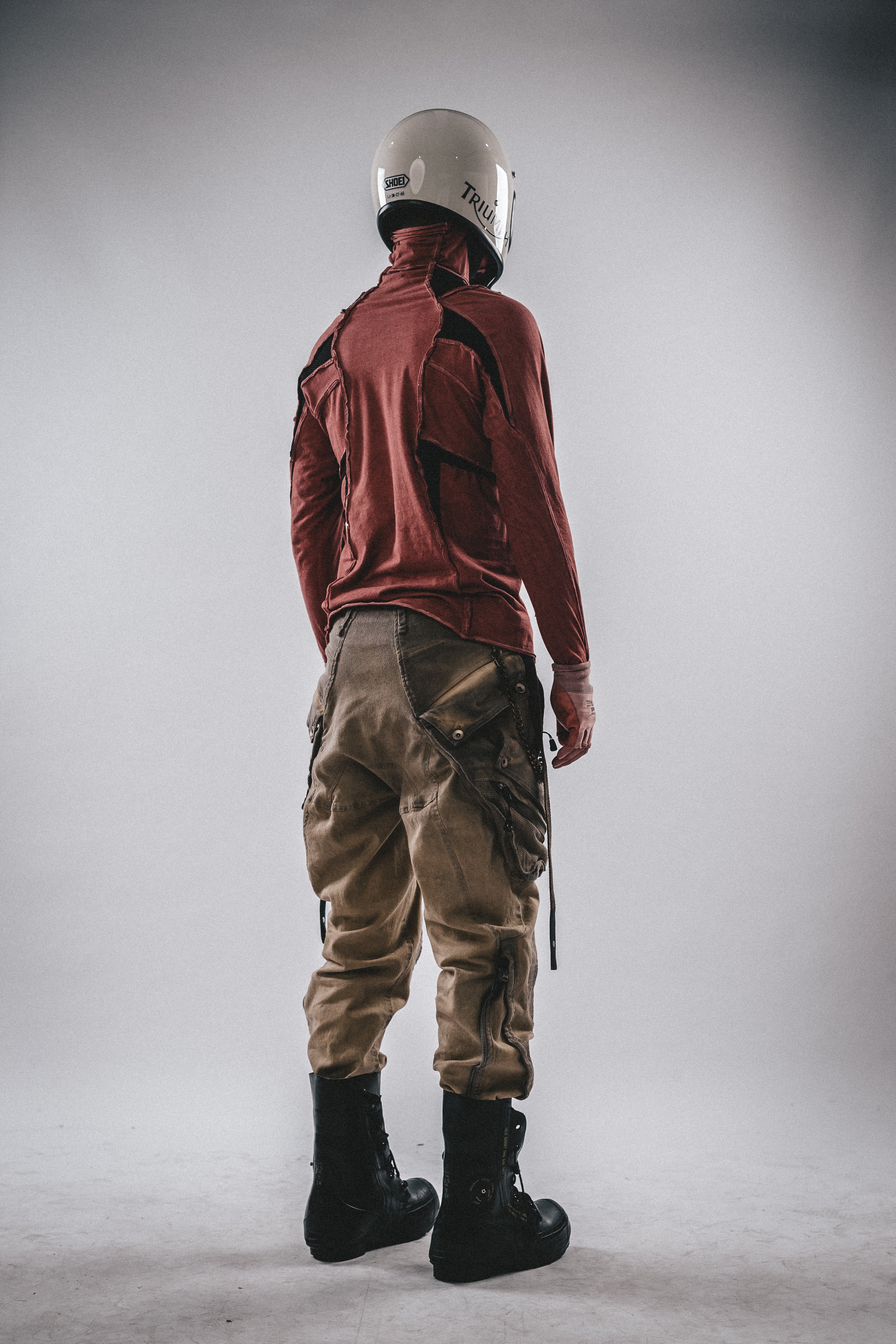 Maniche lunghe decostruite con collo alto