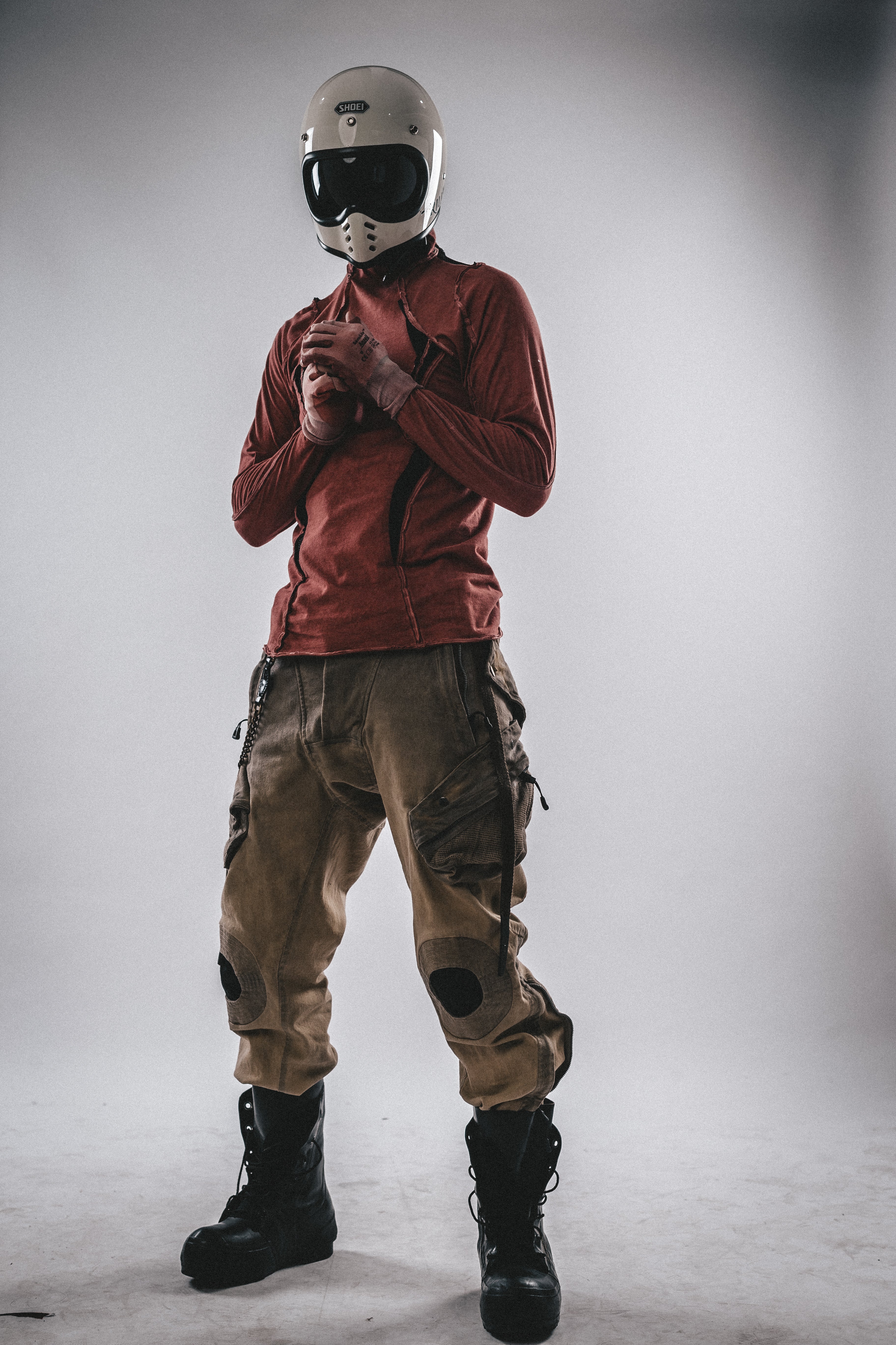 Maniche lunghe decostruite con collo alto