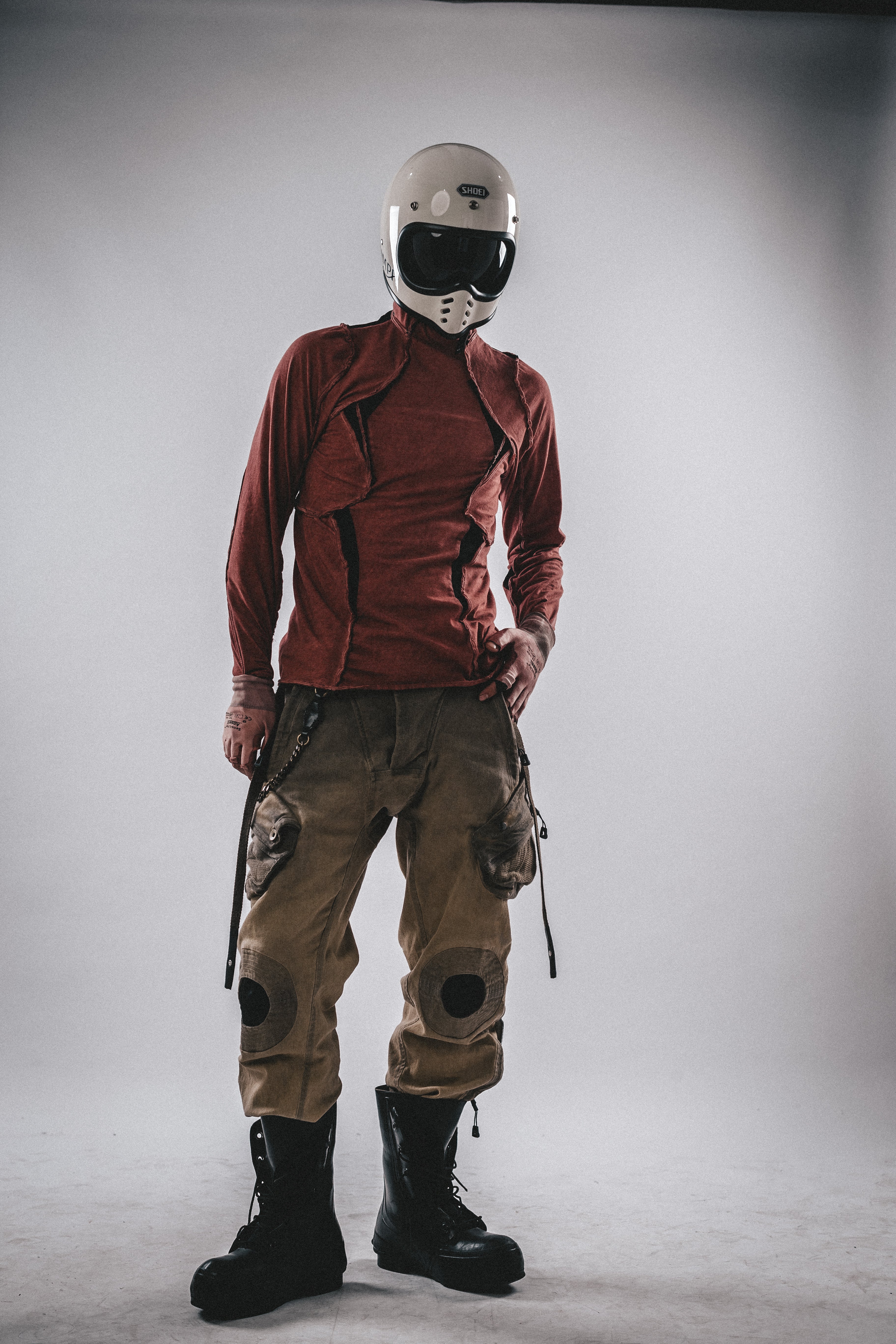 Maniche lunghe decostruite con collo alto