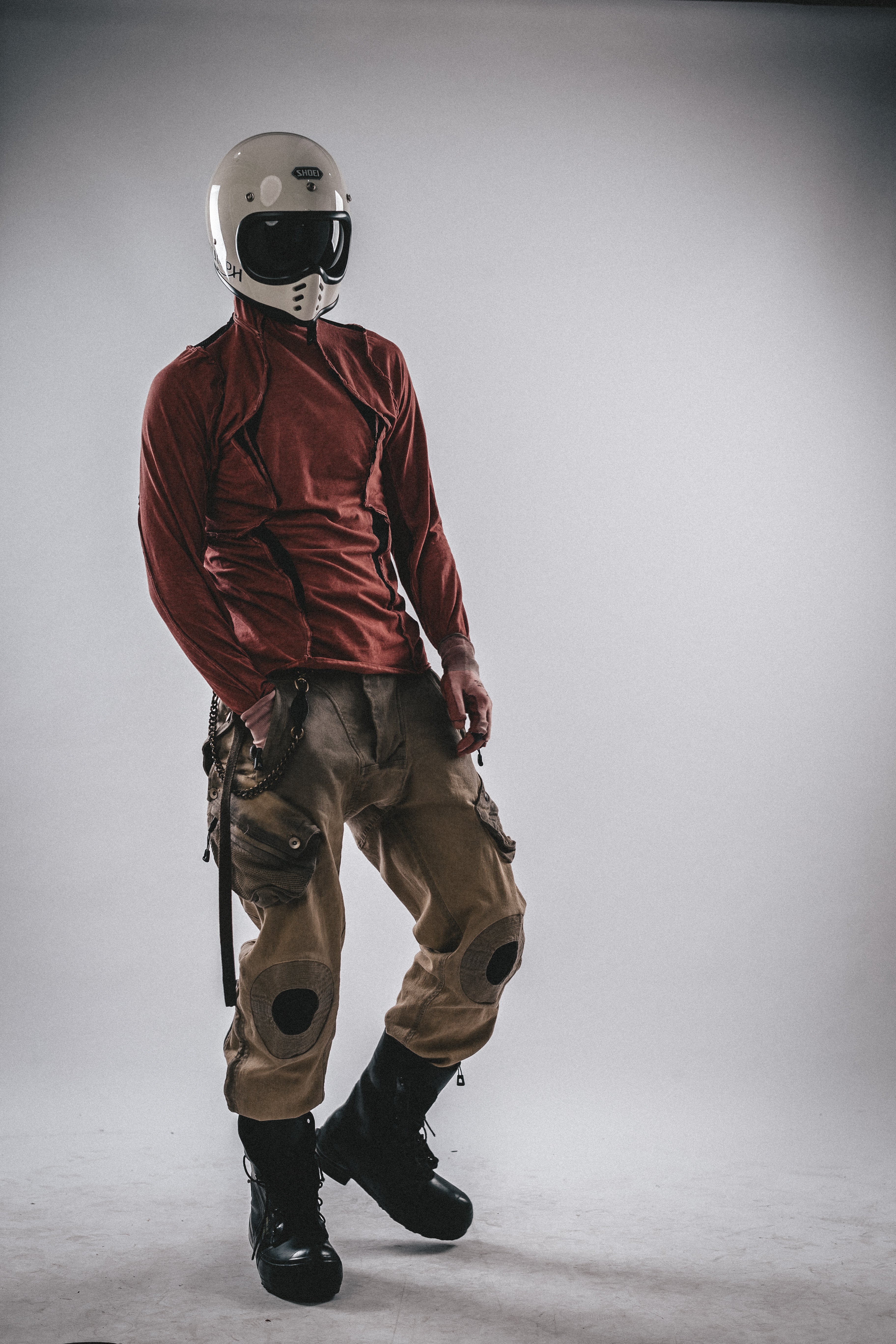 Maniche lunghe decostruite con collo alto