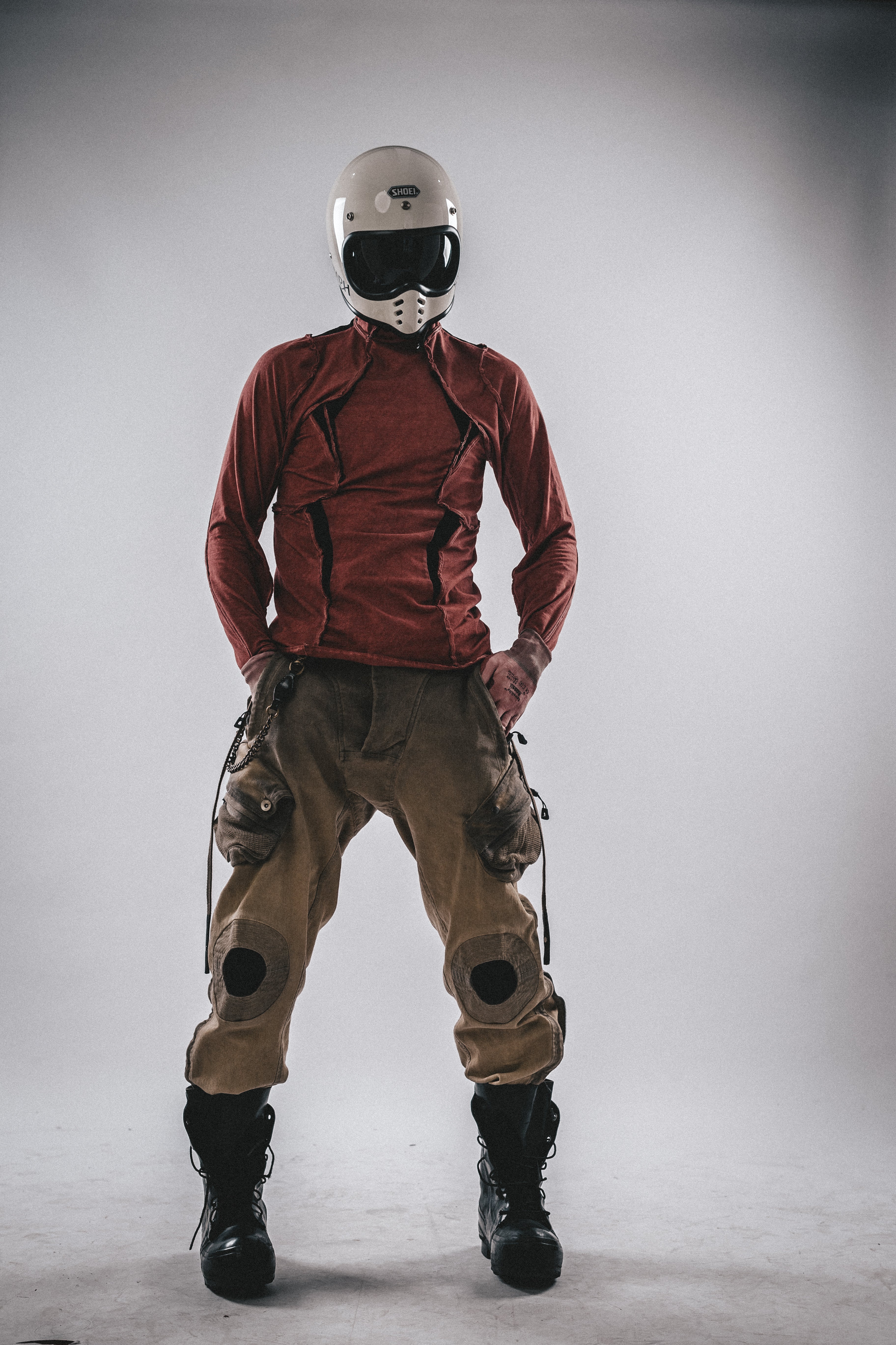 Maniche lunghe decostruite con collo alto