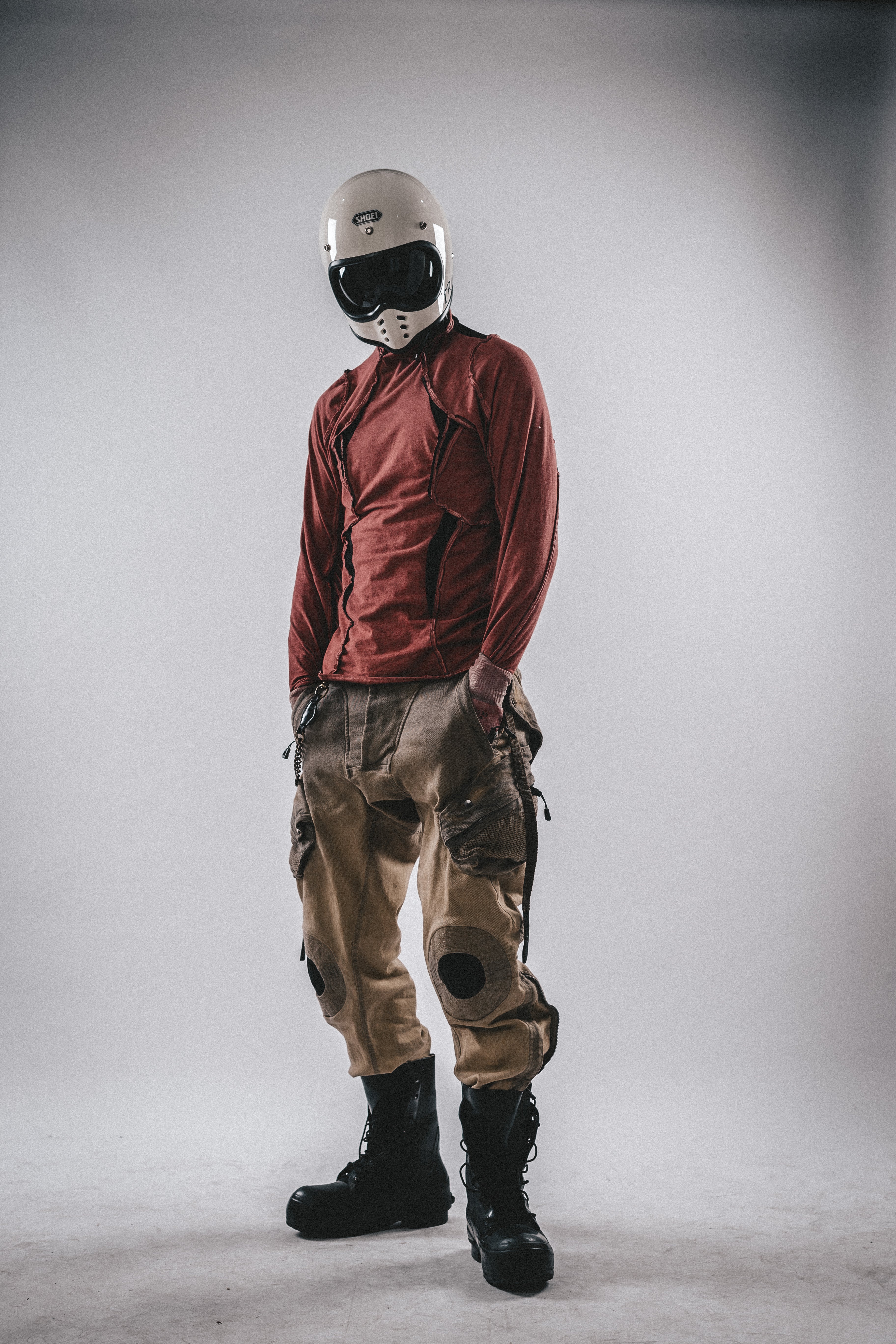 Maniche lunghe decostruite con collo alto