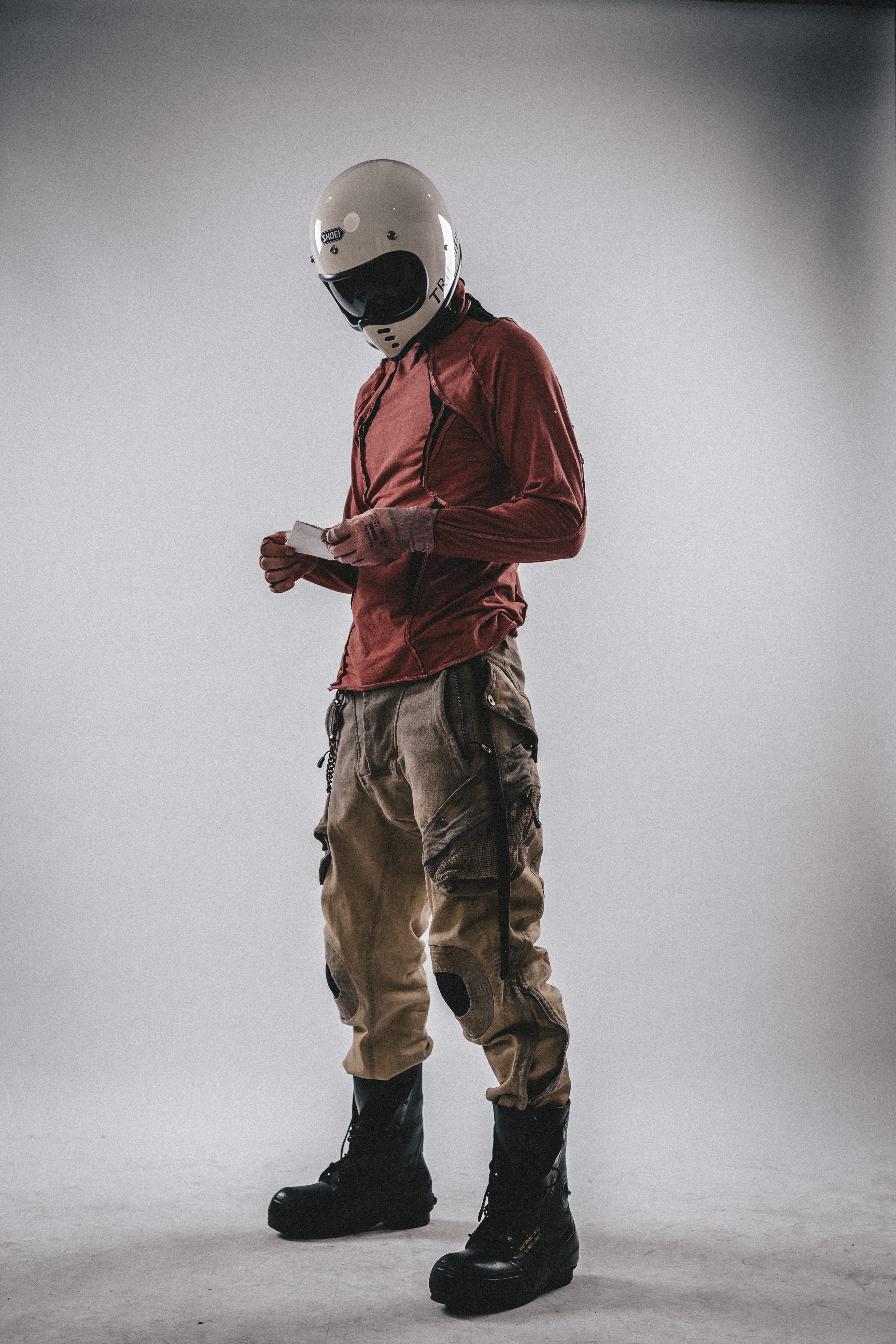 Maniche lunghe decostruite con collo alto