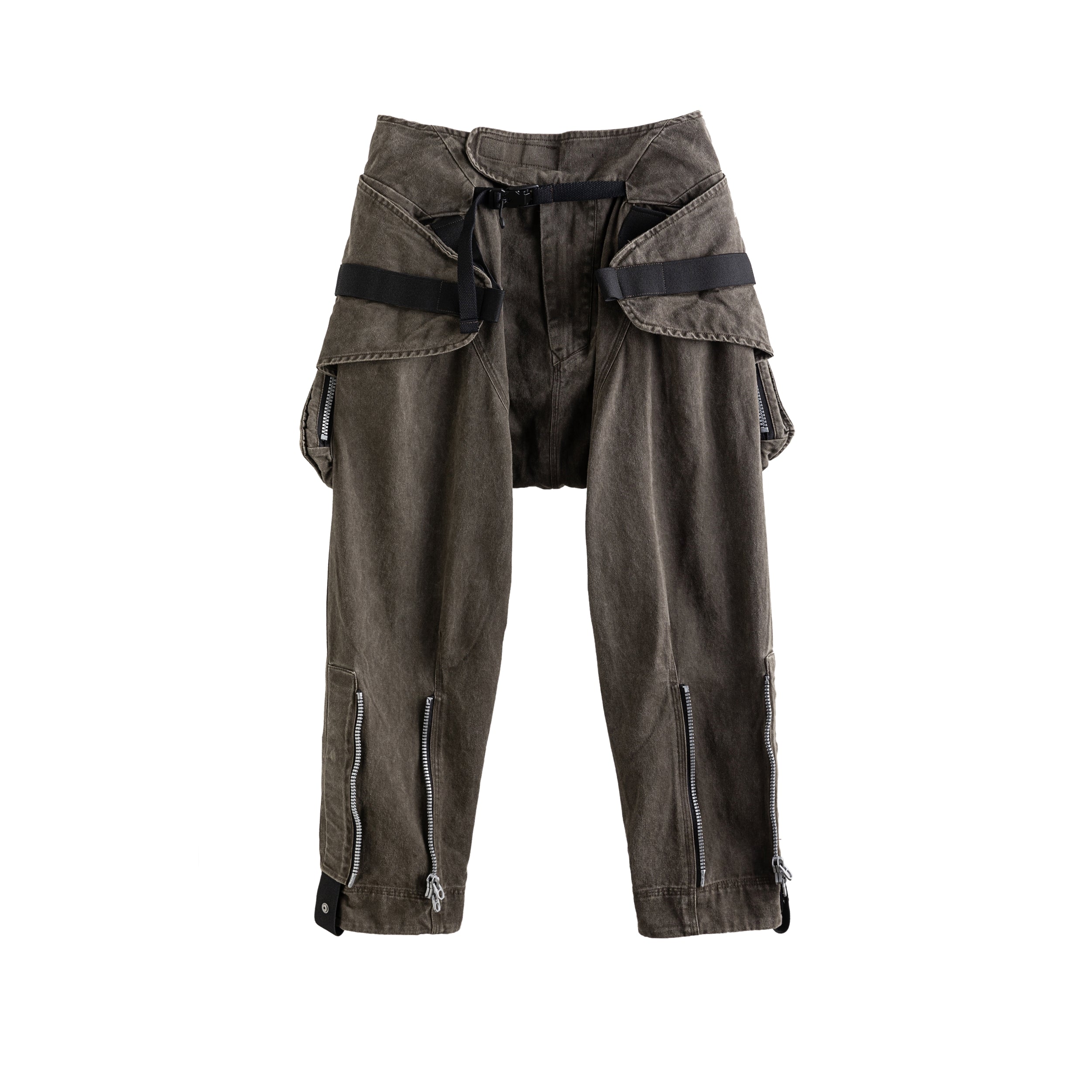 Pantaloni larghi vecchi lavati in terra desolata