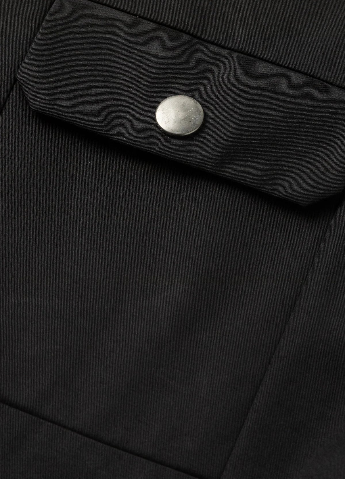 Snap-fastened chest pocket.