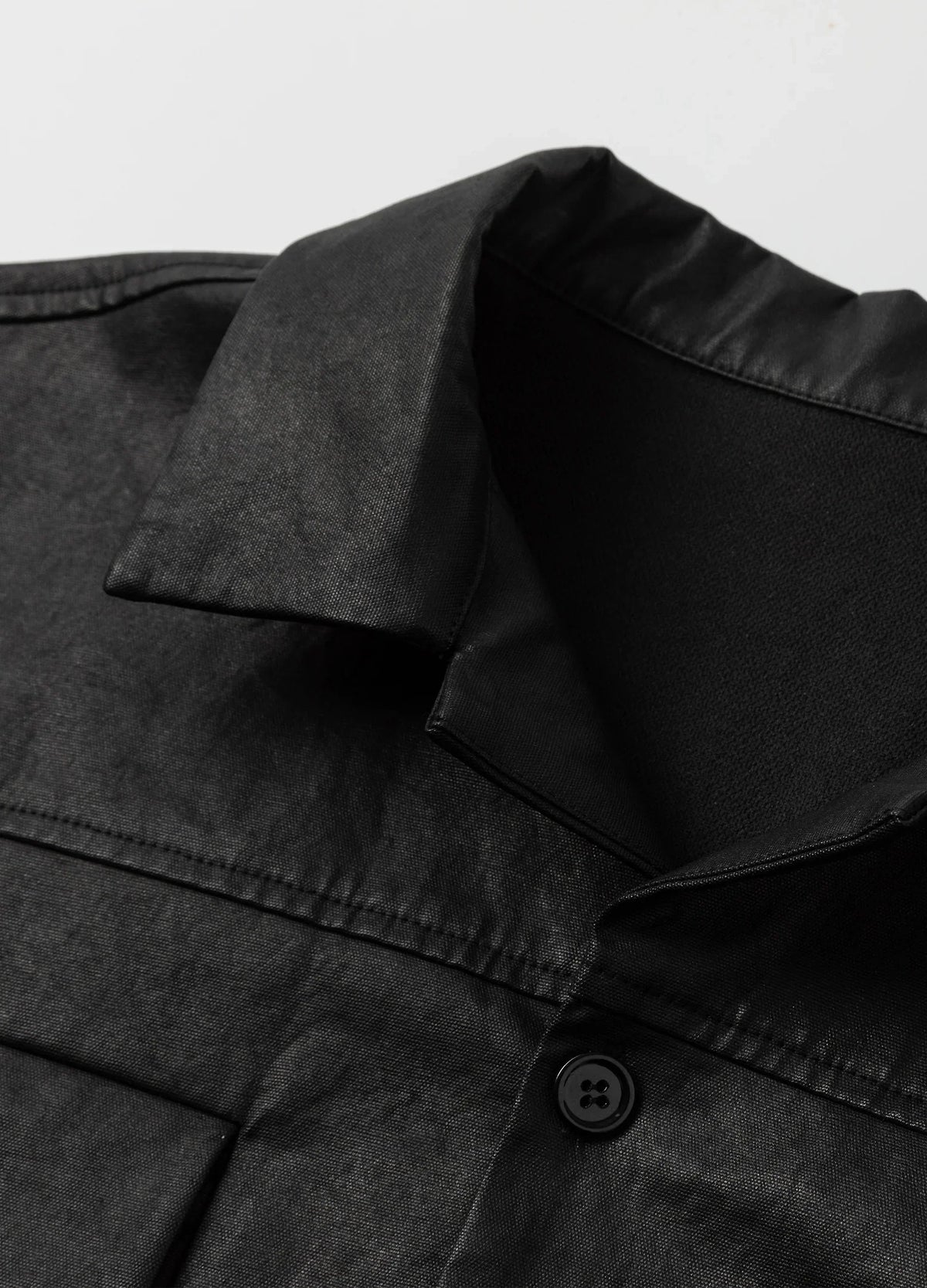 Pointed collar and front button.
