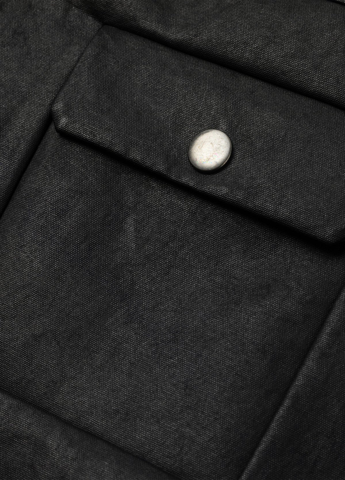 Snap-fastened chest pocket.
