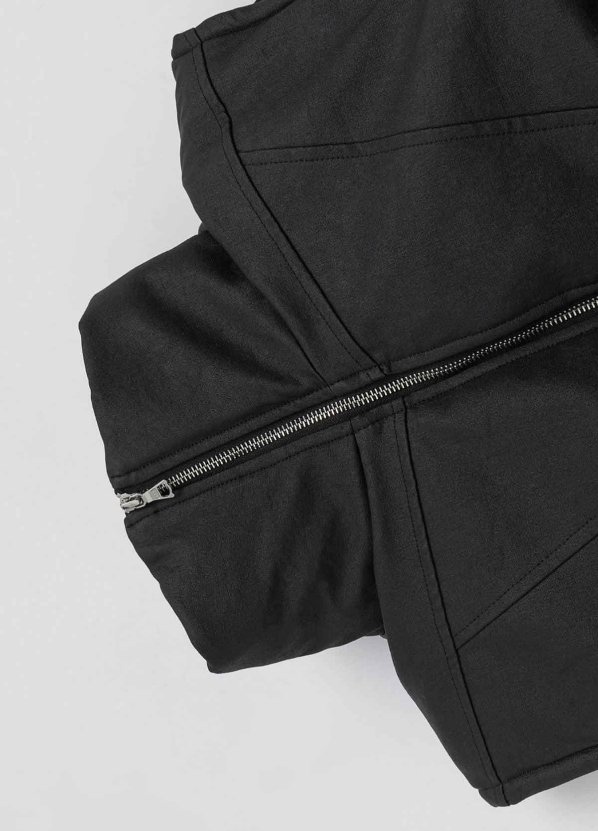 Stand collar and zipper.