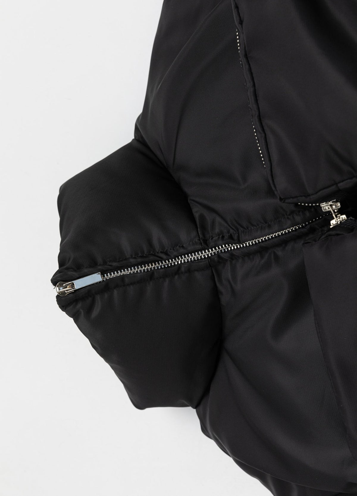 Stand collar and front zipper.