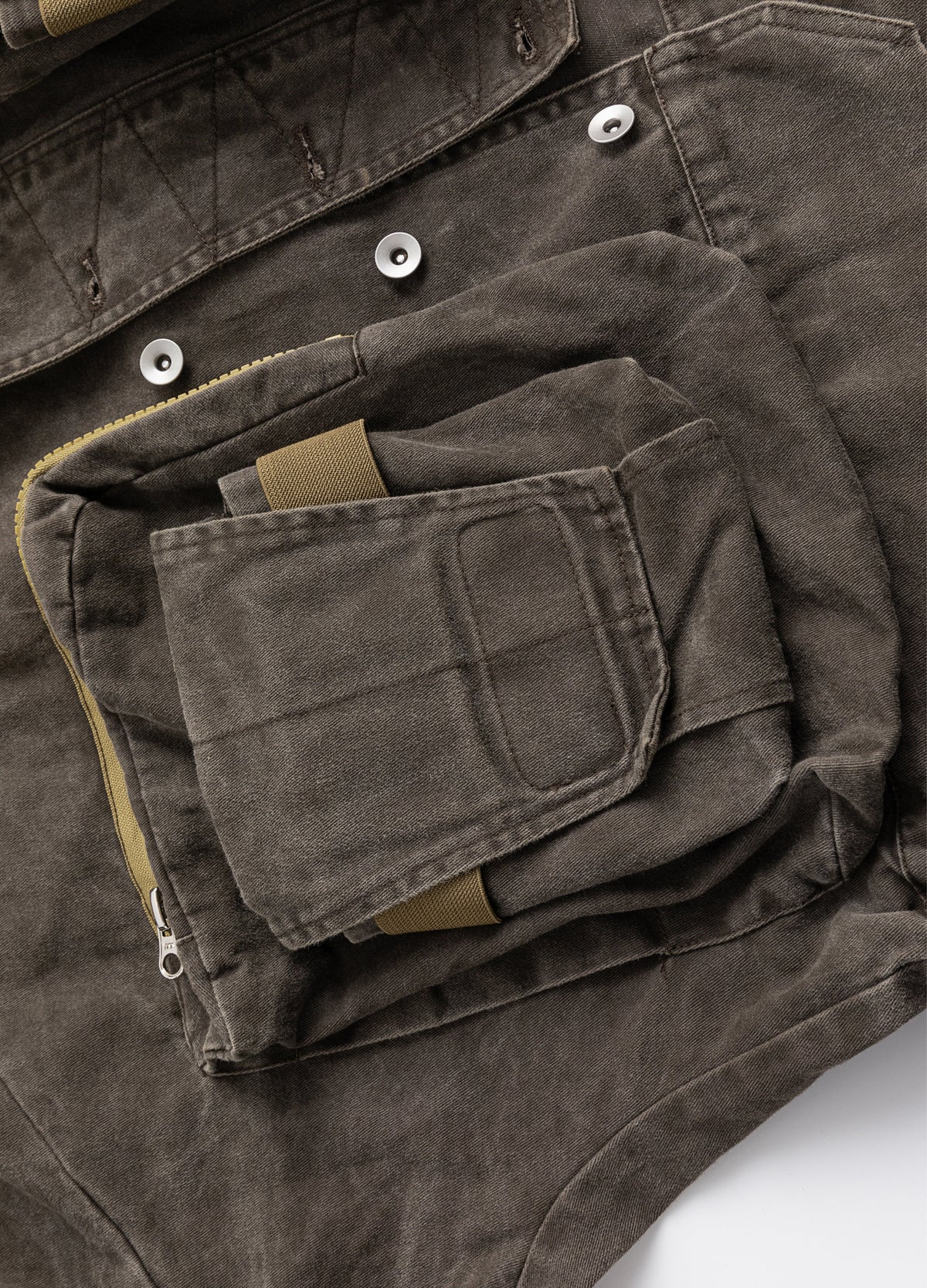 Layered front cargo pocket and zip trim.