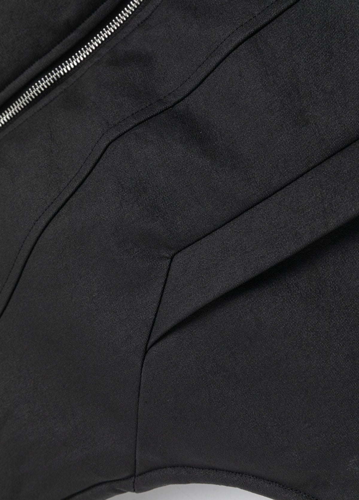 Angular pocket opening and panel seams.