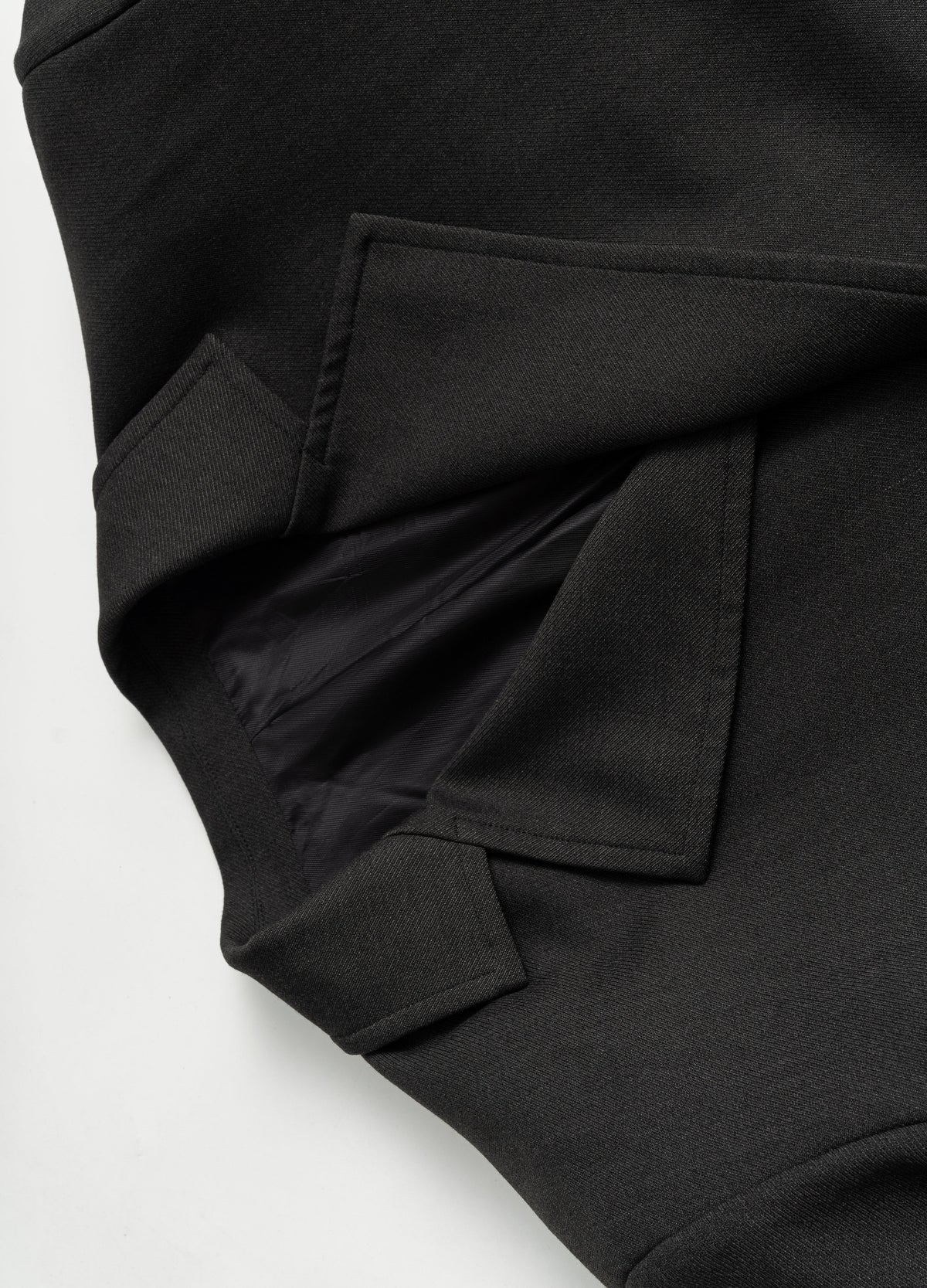 Notched lapel and inner lining.