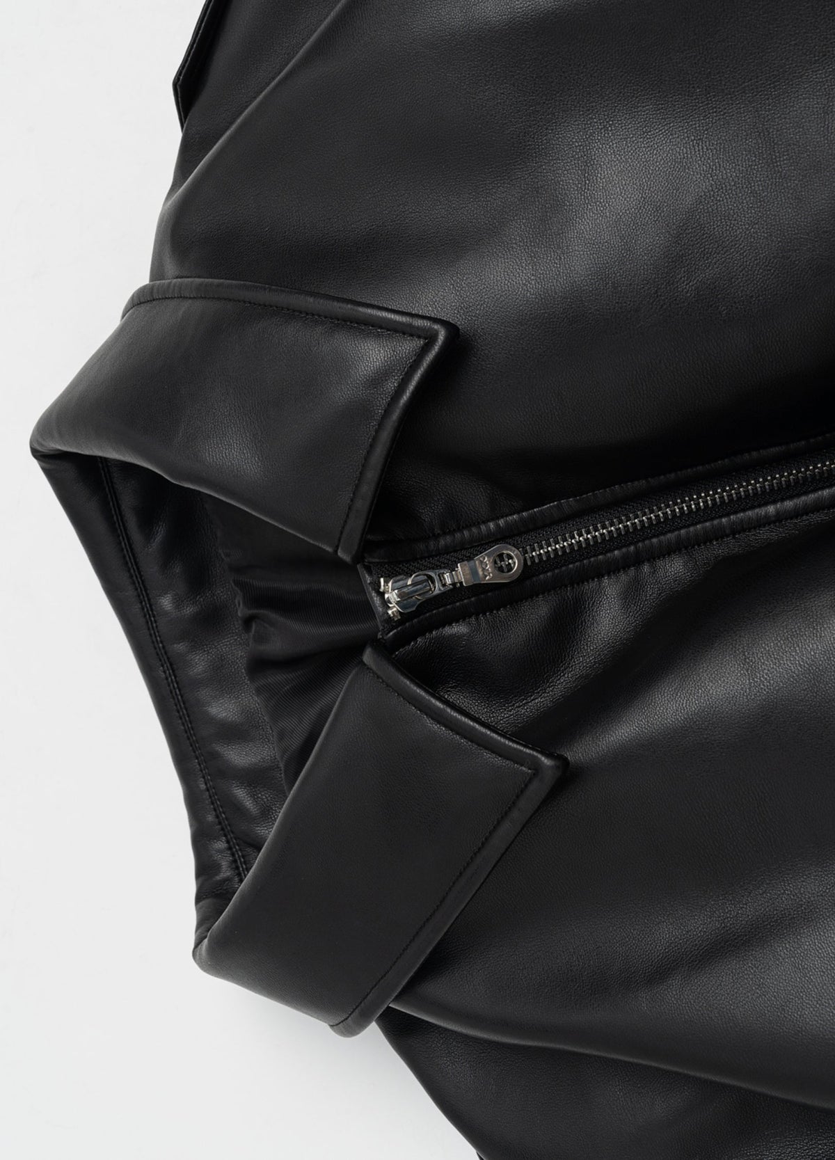 Point collar and central zipper.