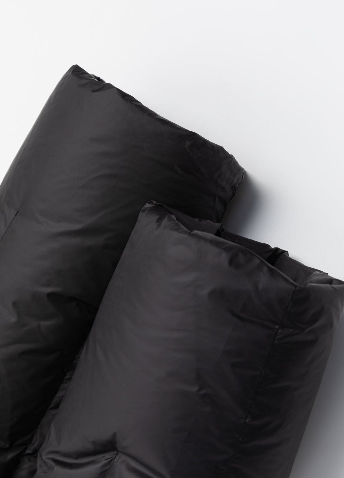 Padded sleeve ends.