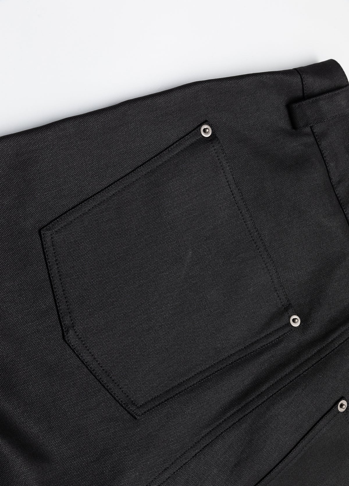 Rear pocket with riveted corners.
