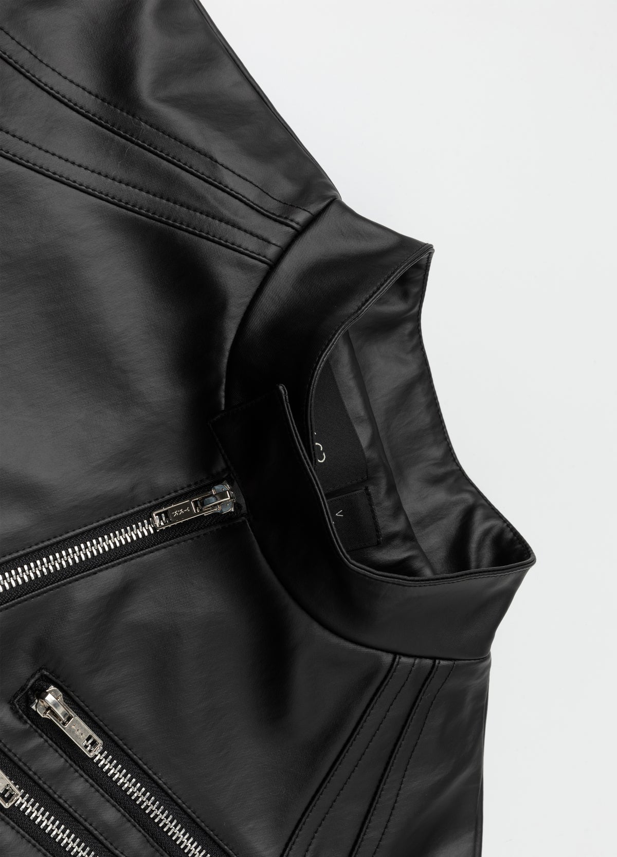 Collar and upper front zipper detail.
