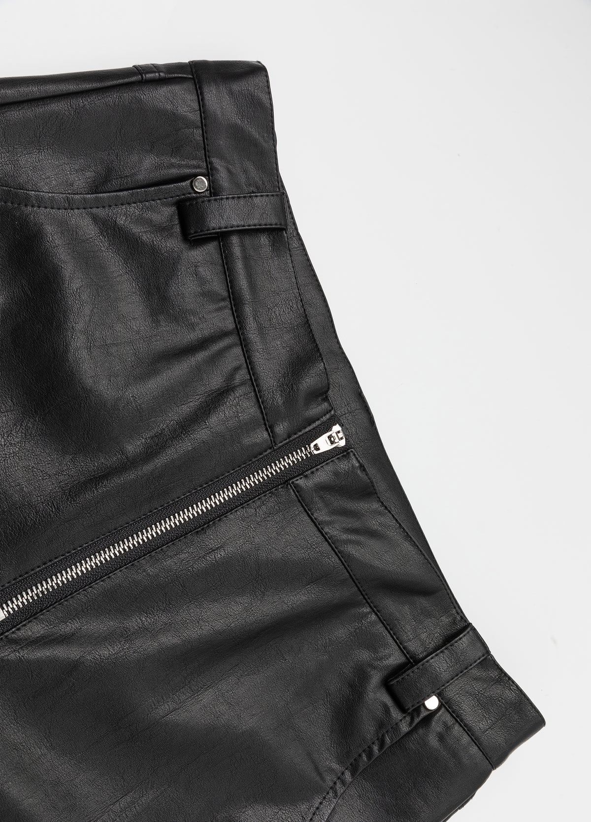 Waistband and slanted thigh zipper.