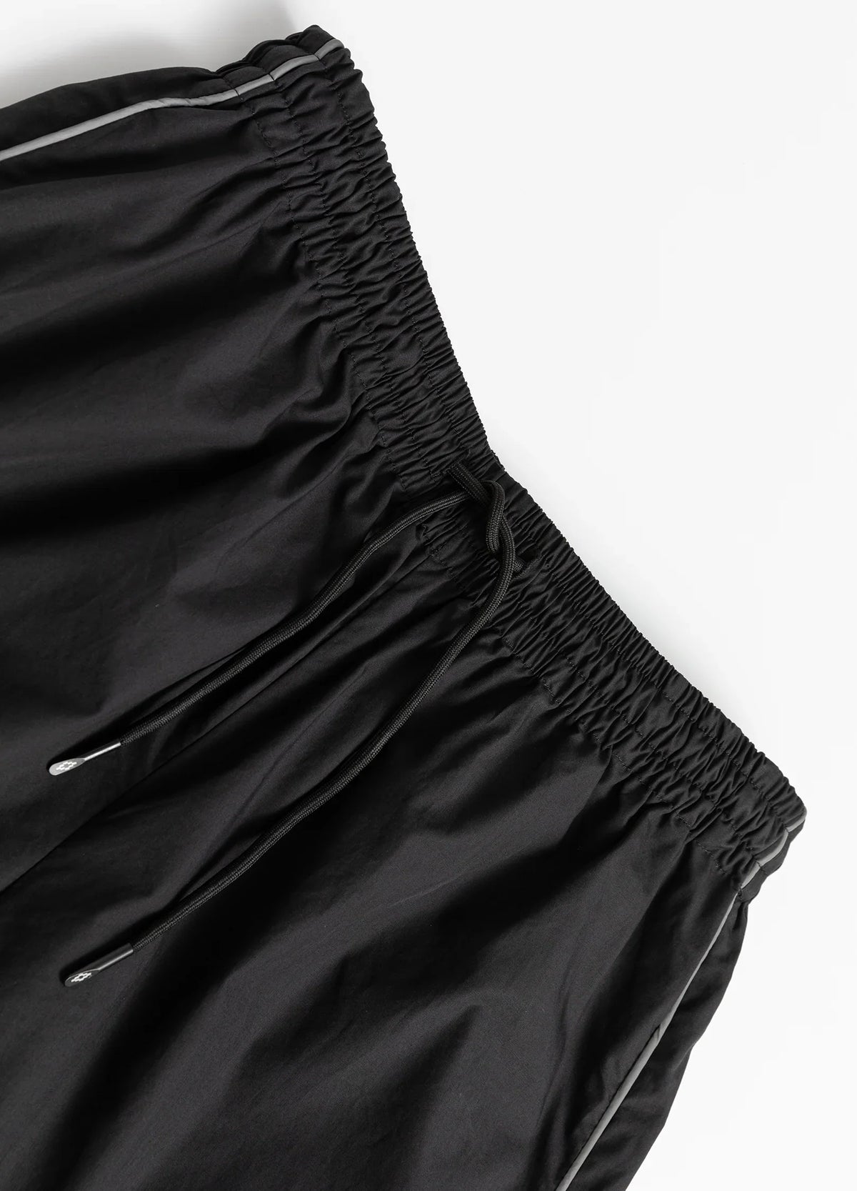 Drawstring and elastic waistband.
