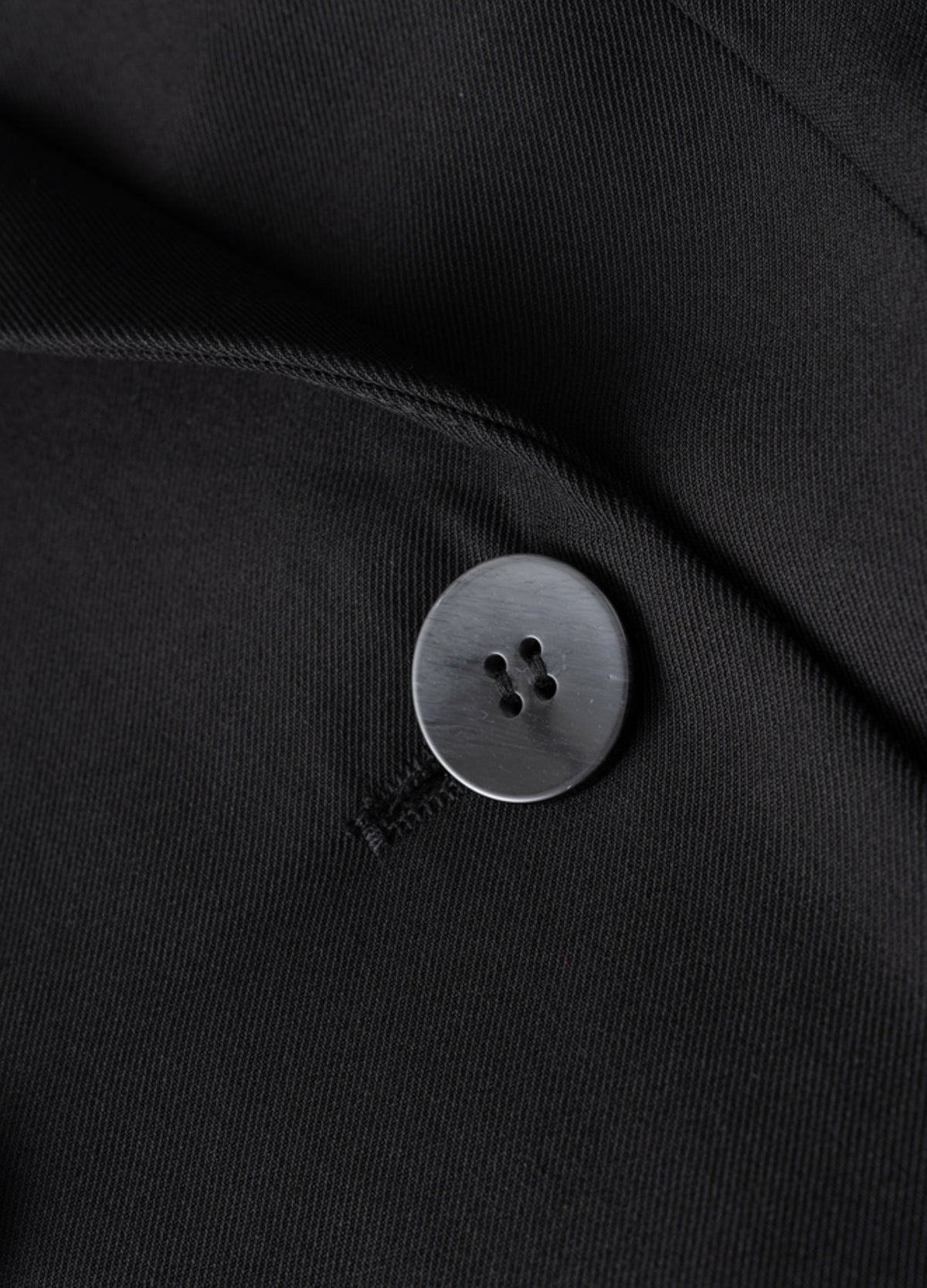 Four-hole front button and buttonhole.