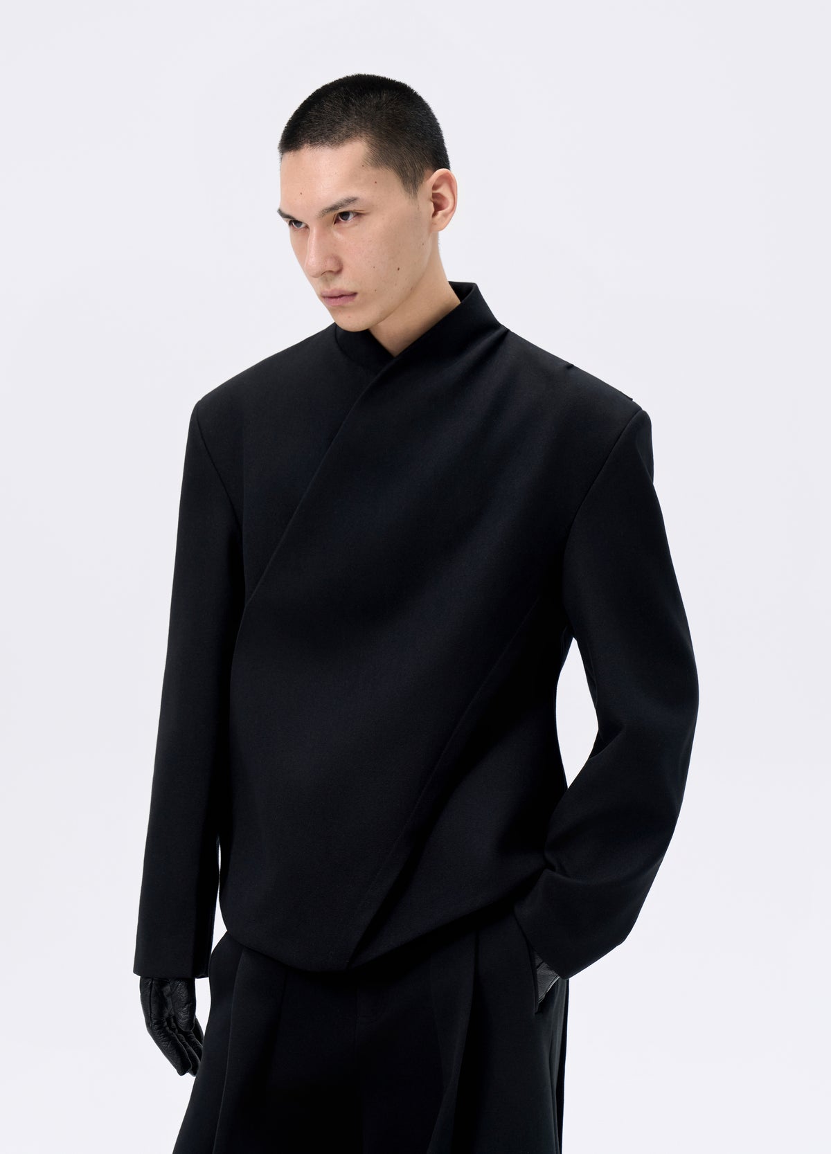 Close view of the collar and overlapping front.