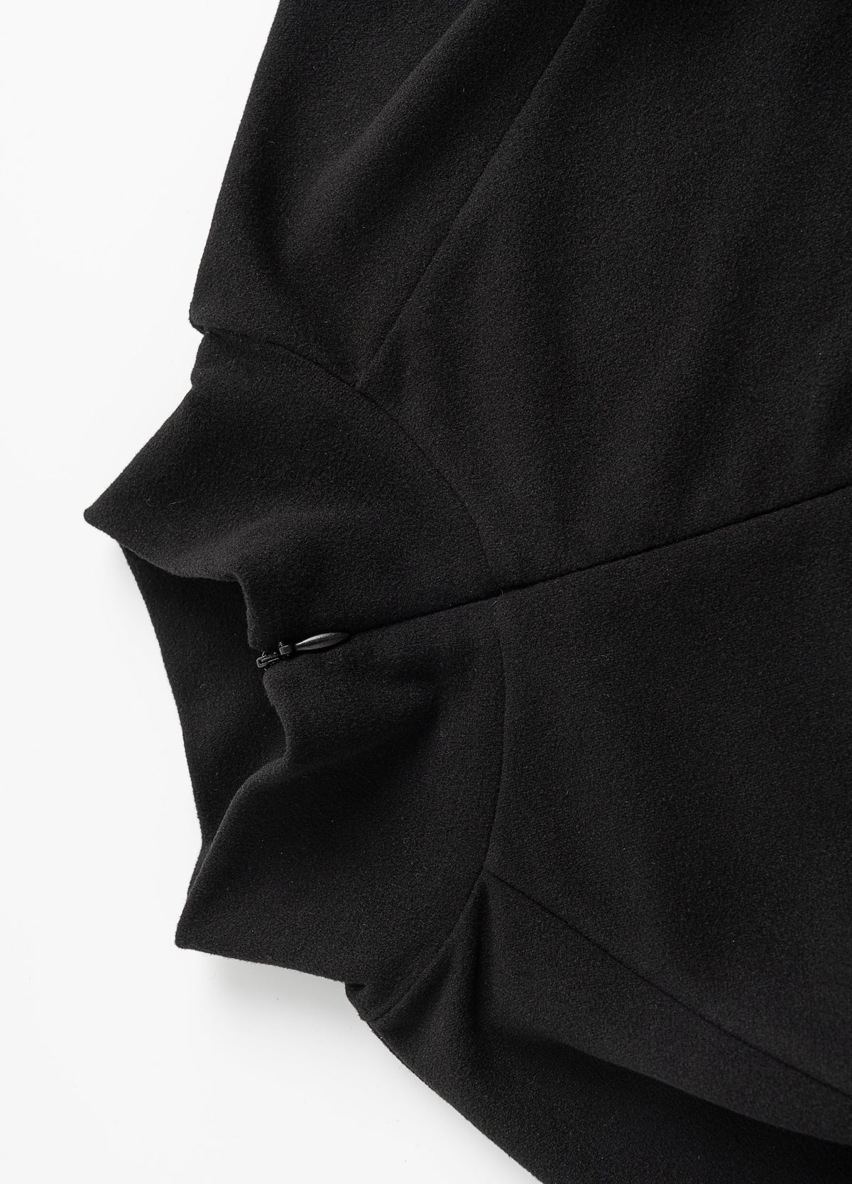 Short zip neckline and raglan seam junction.