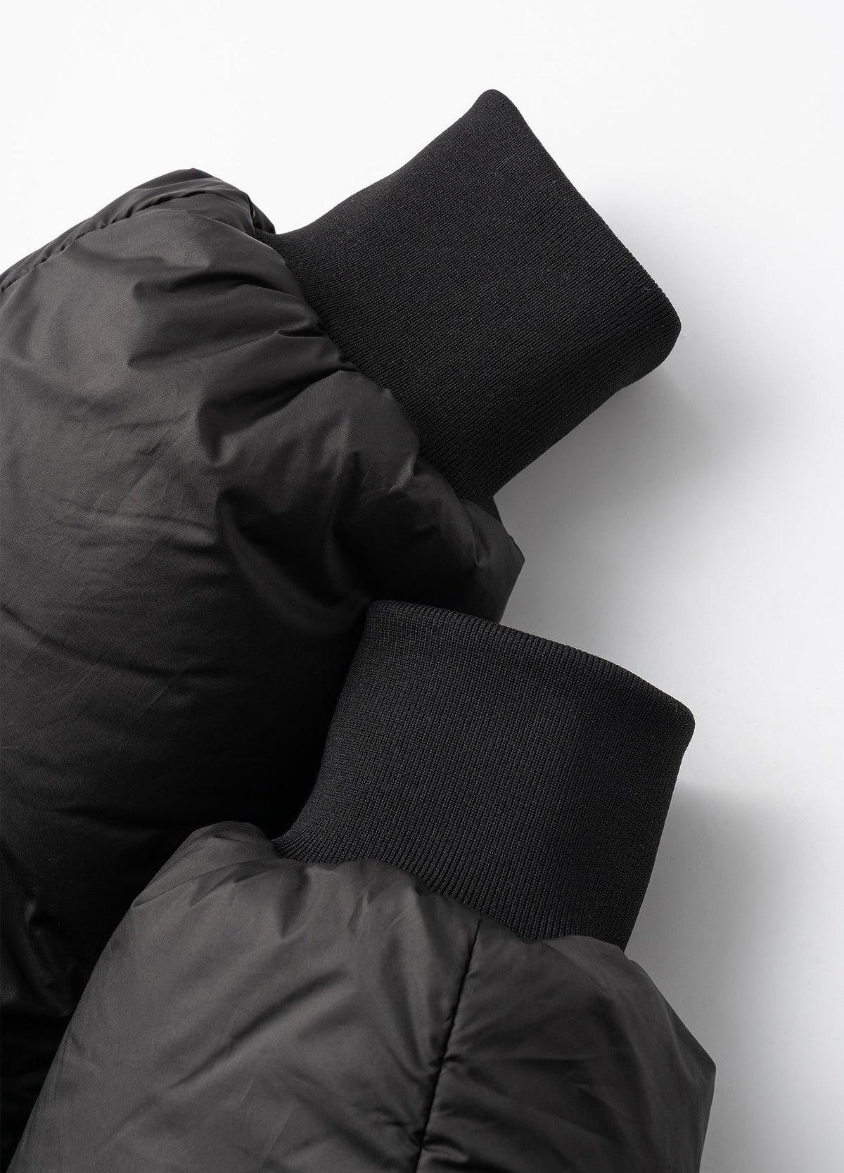 Ribbed cuffs and sleeve gathers.