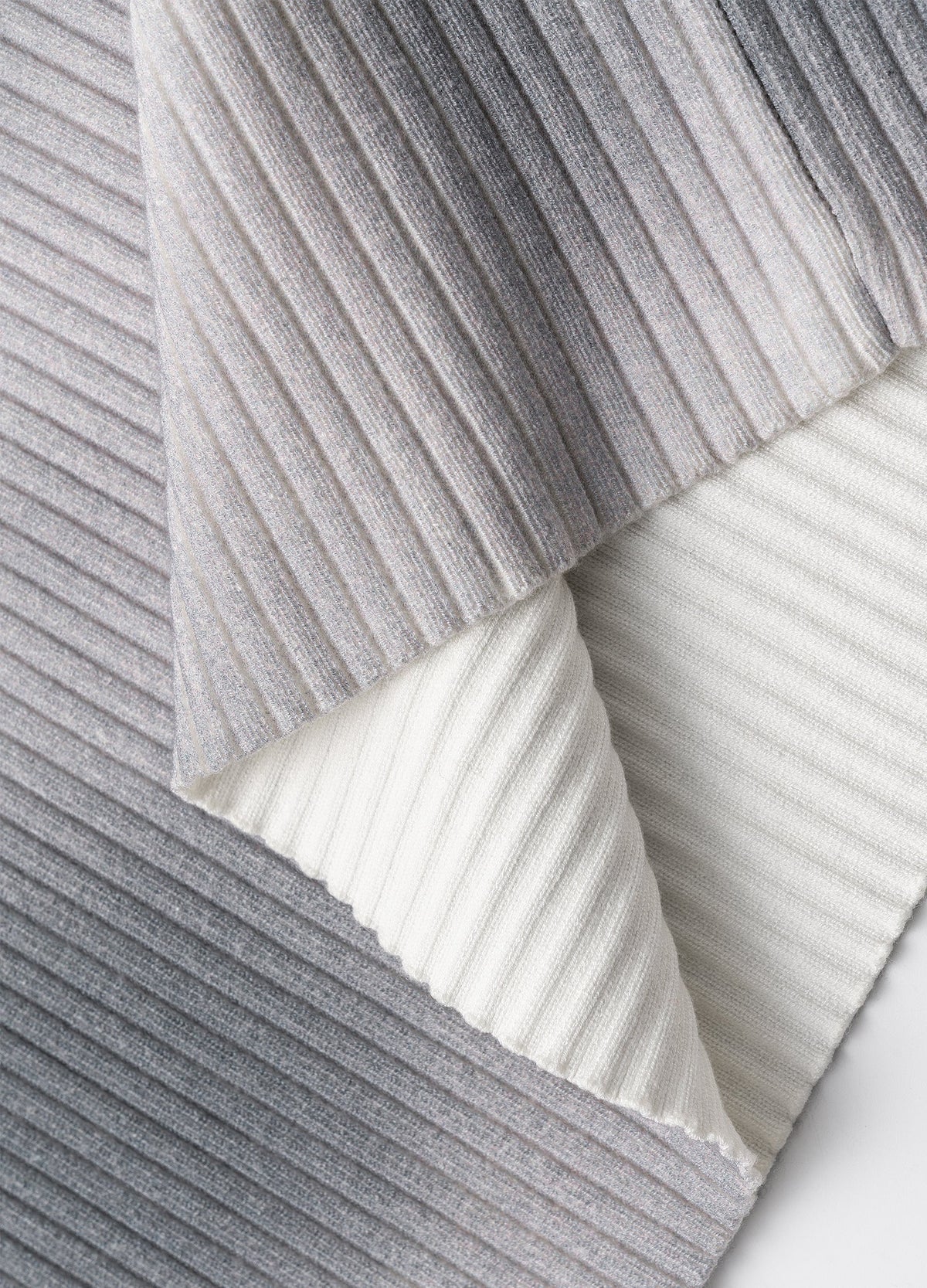 Ribbed knit and hem edge.