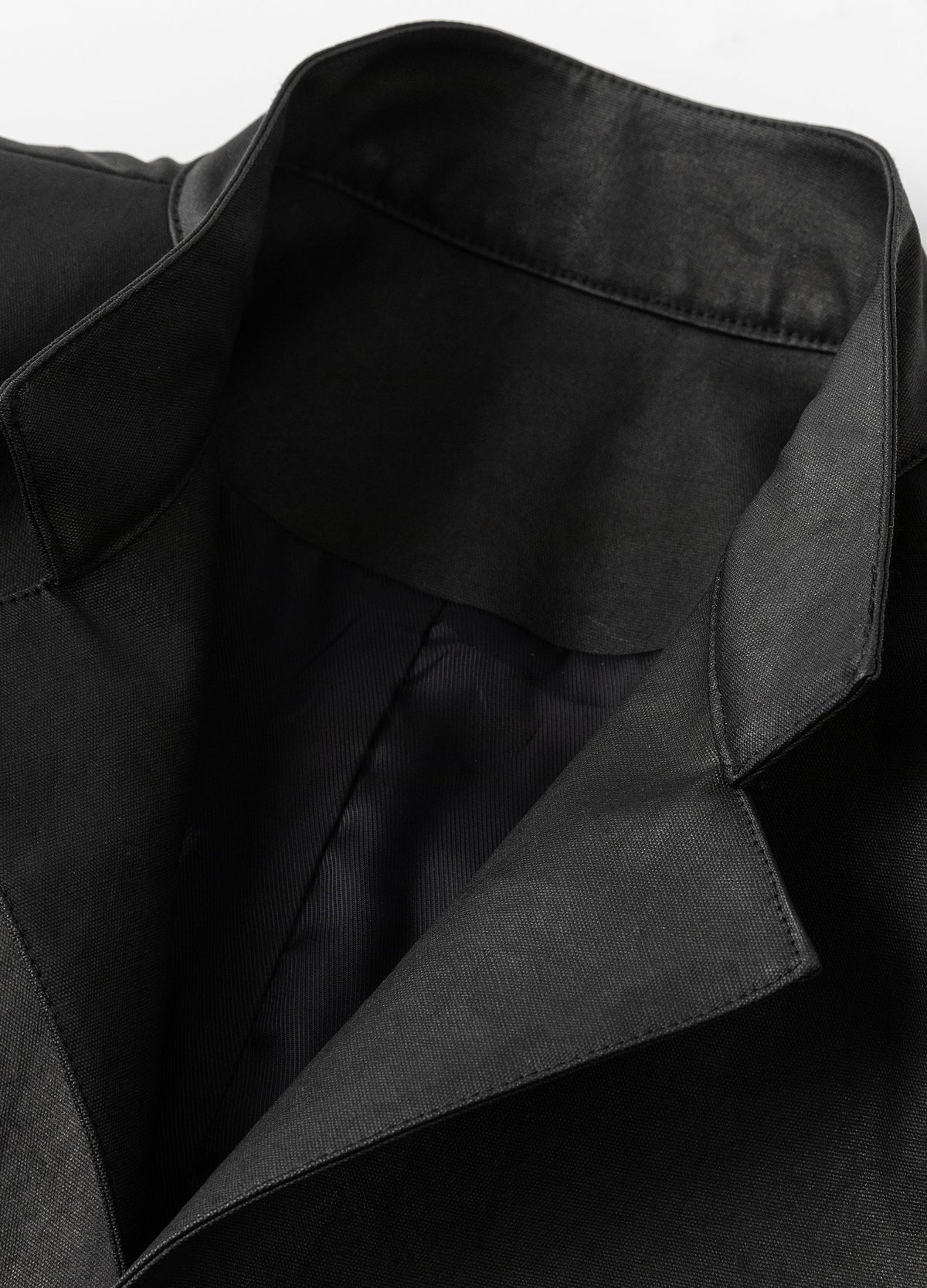 Notched collar and inner lining.
