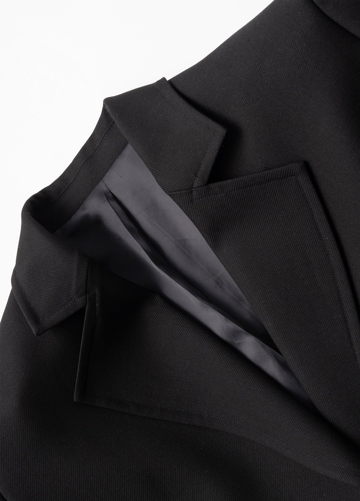 Notched lapels and inner neckline lining.