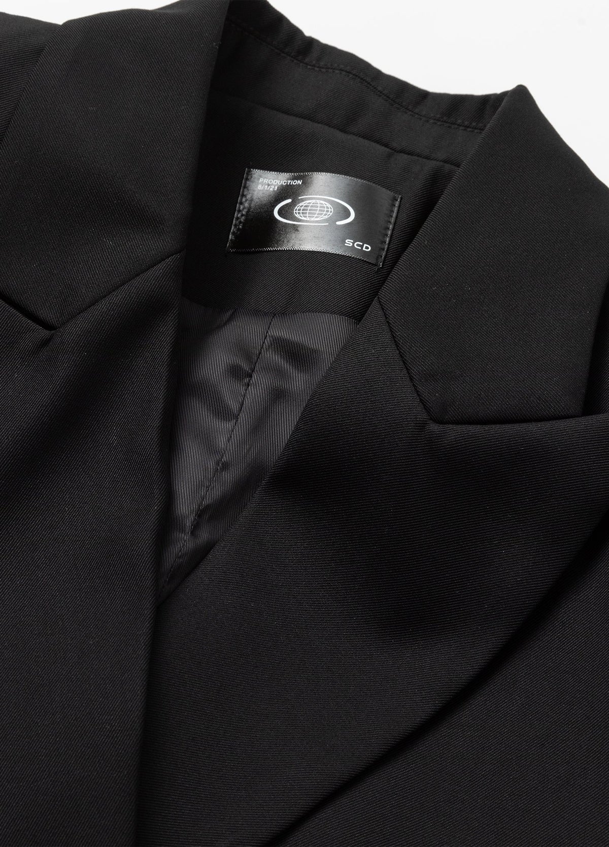 Notched lapel and lining.
