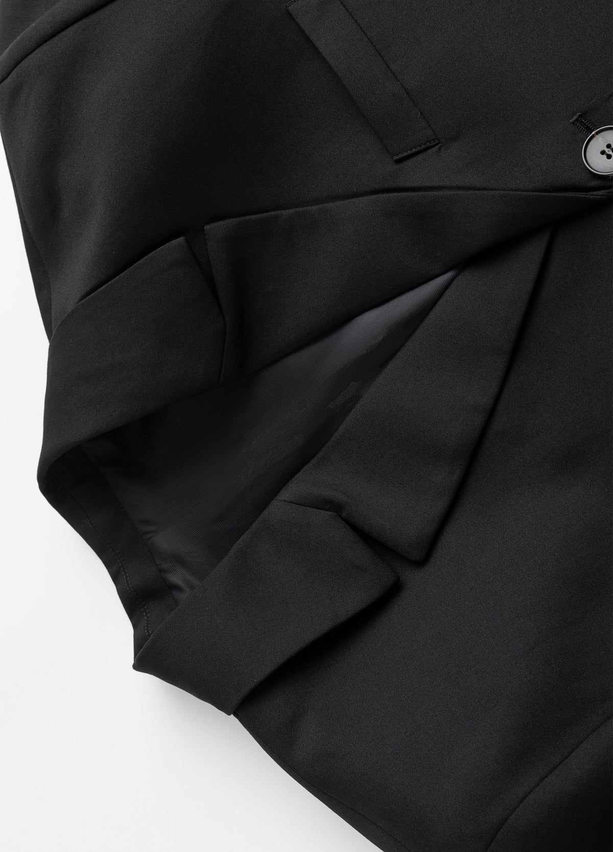 Notched lapels and single-button front.