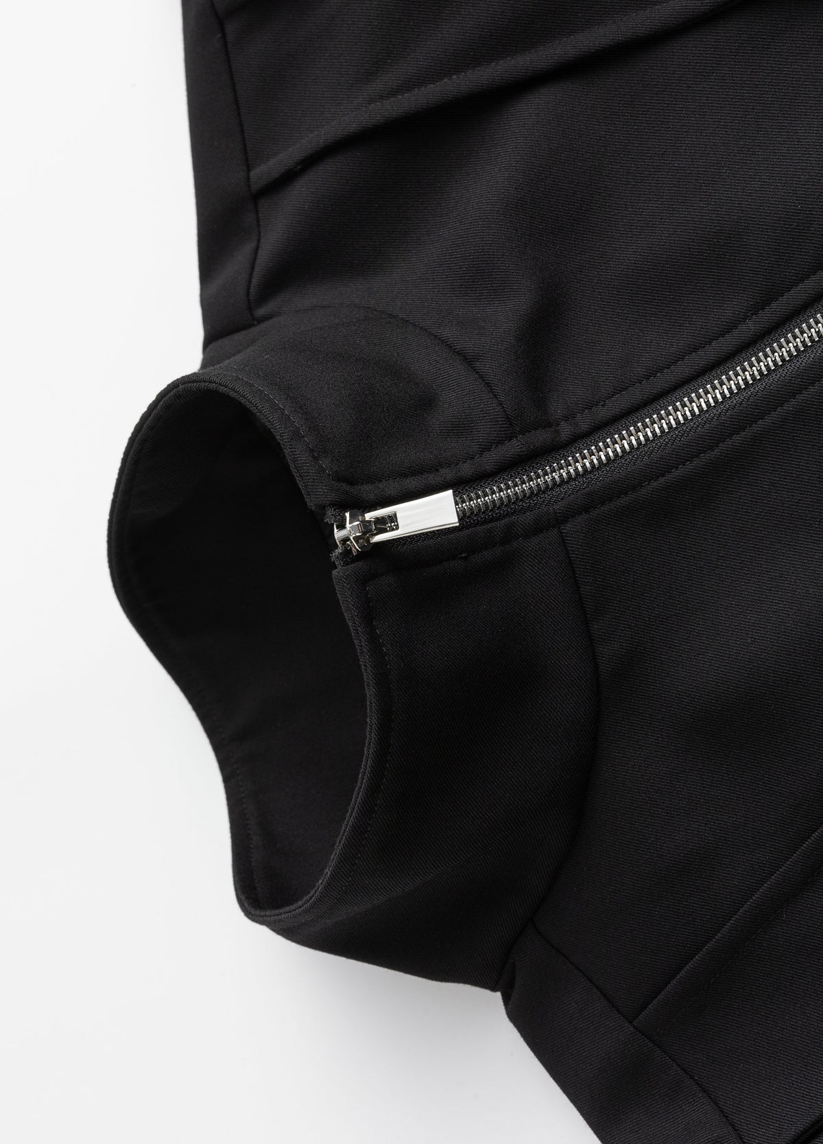 Stand collar and central metal zipper.
