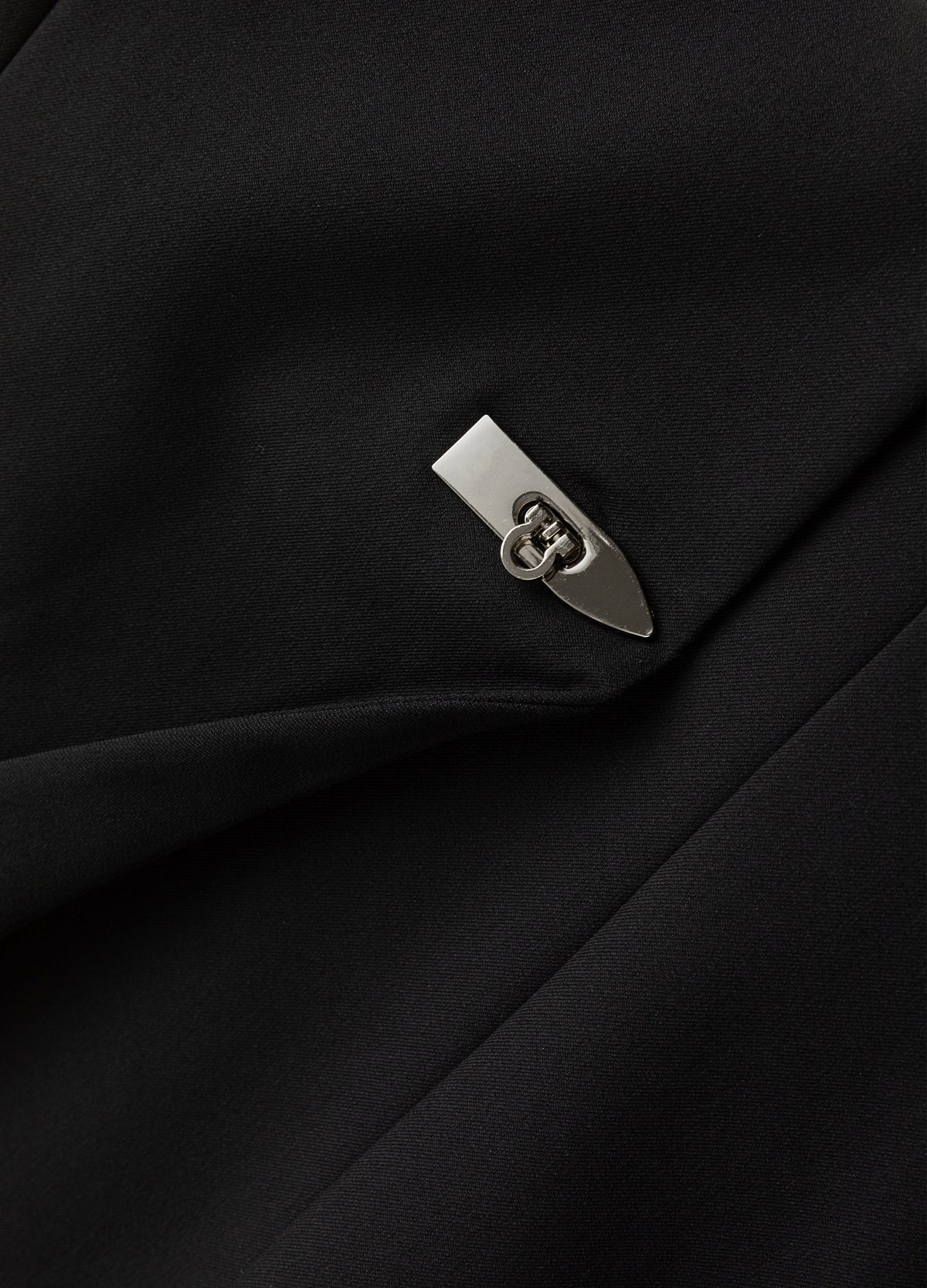 Metal front fastening.