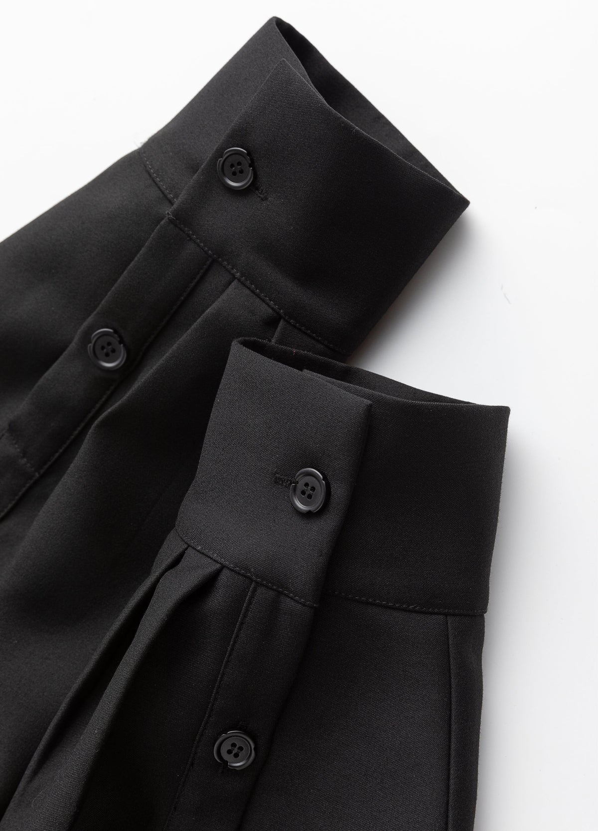 Buttoned shirt-style cuffs.