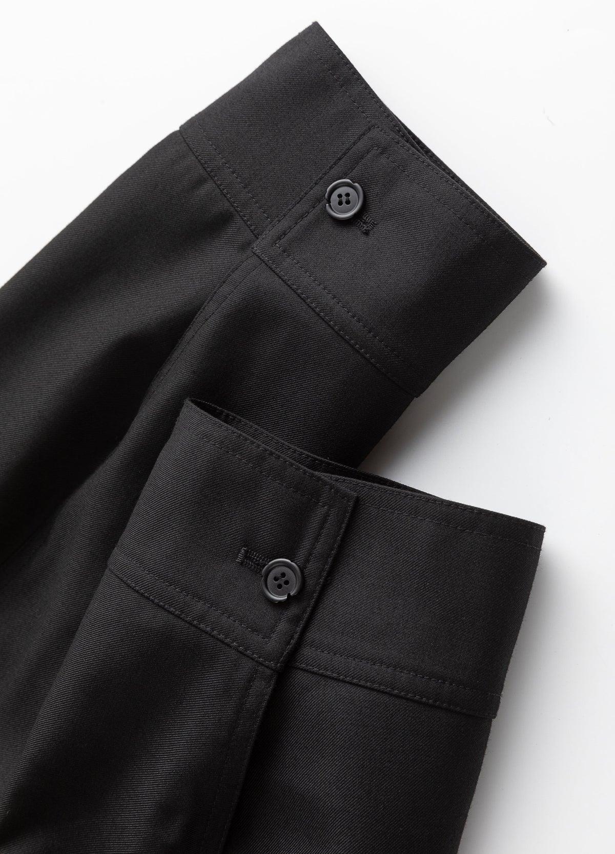 Buttoned sleeve cuffs.