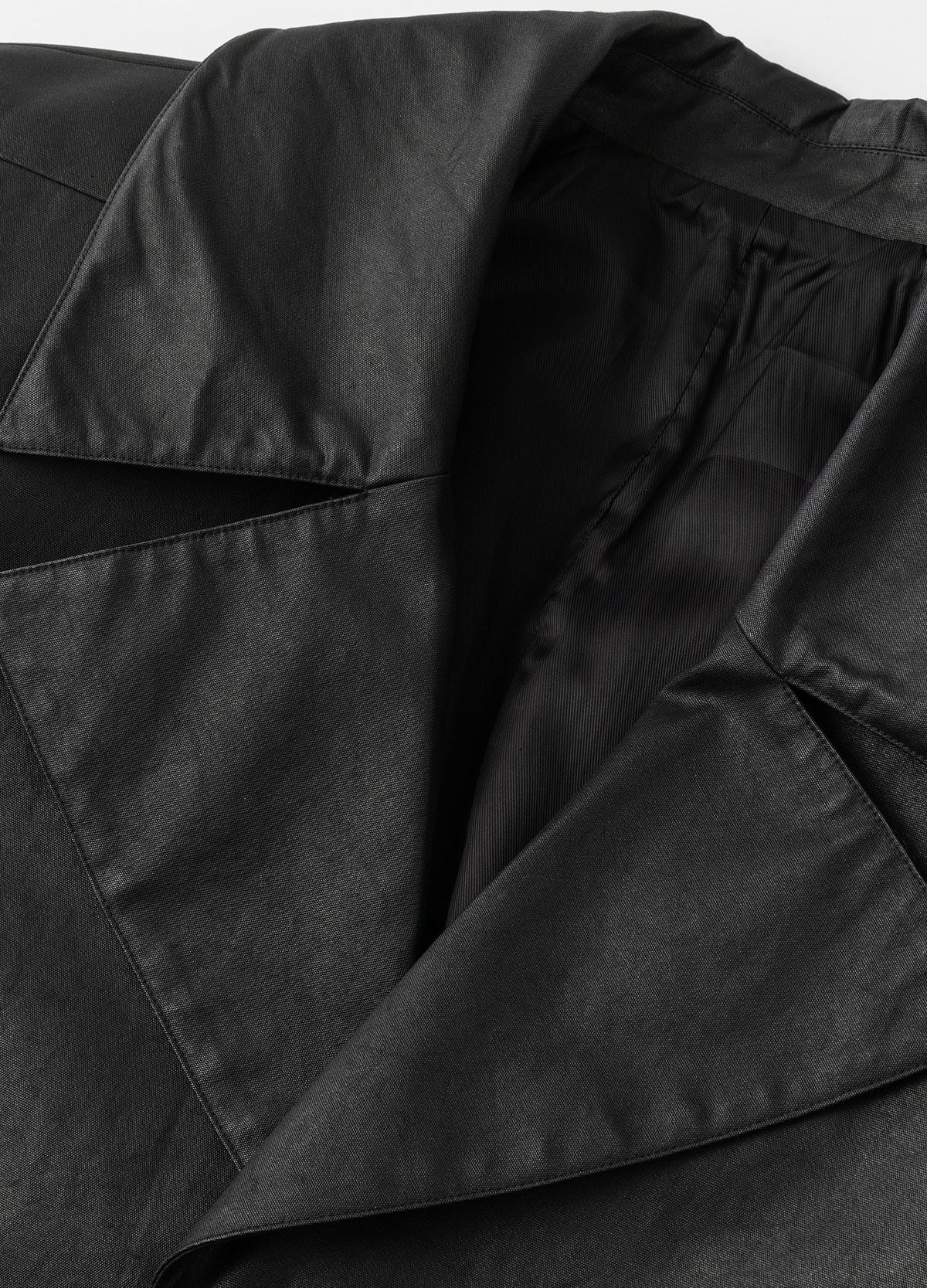 Broad lapels and collar seam.